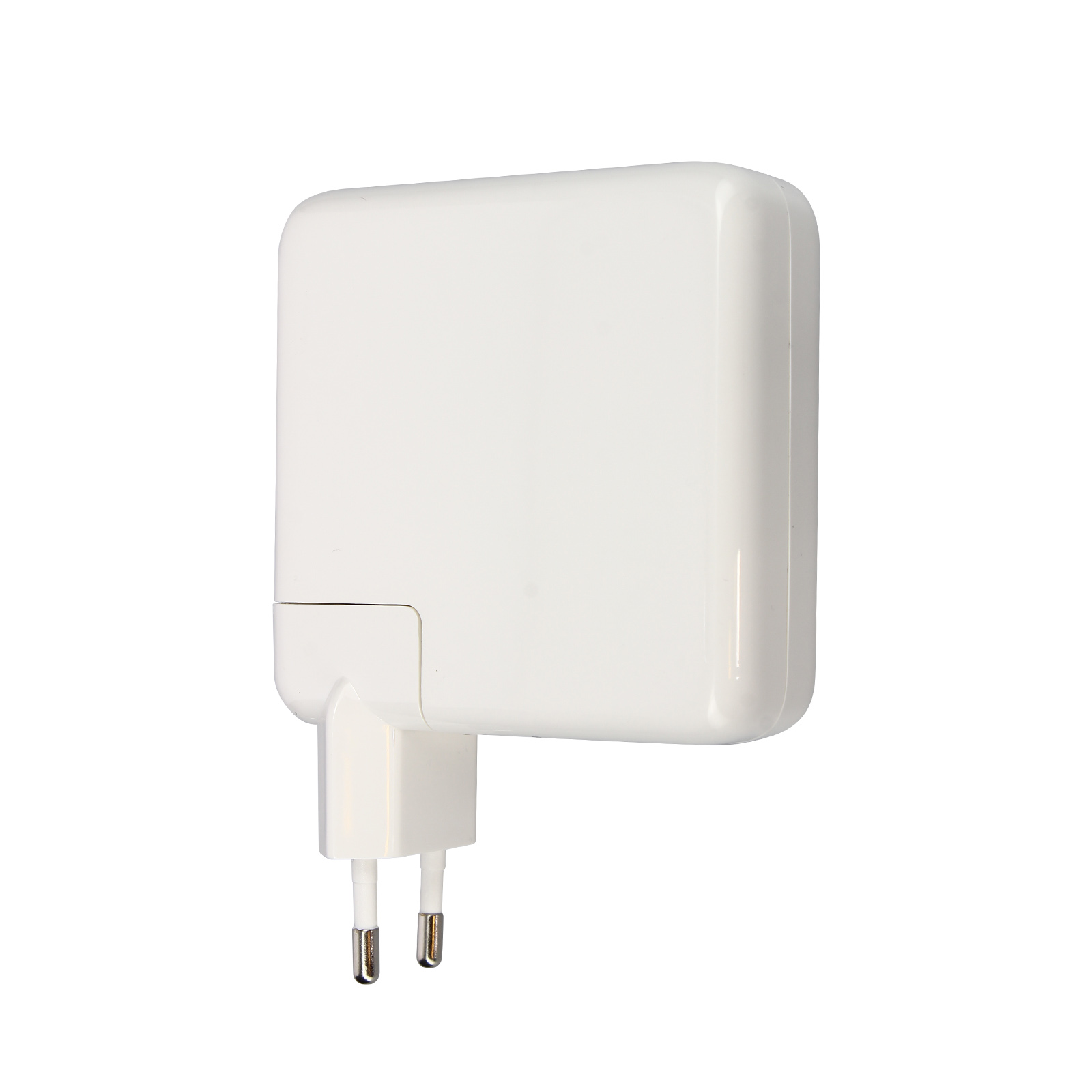 Cargador con enchufe europeo blanco. Cuerpo rectangular blanco con dos clavijas.