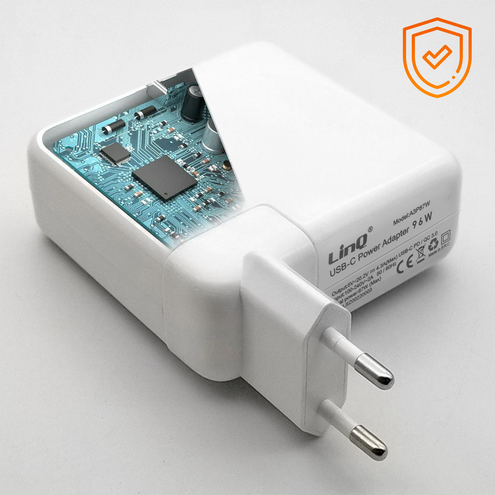 Adaptador de corriente USB-C blanco. Circuitería interna expuesta. Detalles del modelo y energía.