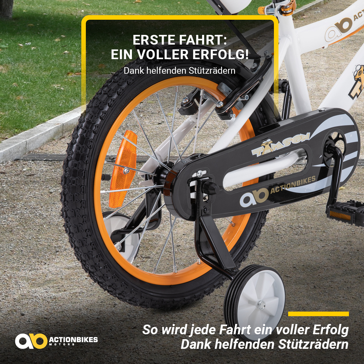 Nahaufnahme eines weiß-orangenen Fahrradrads mit Stützrädern. Text: Erste Fahrt, ein voller Erfolg!