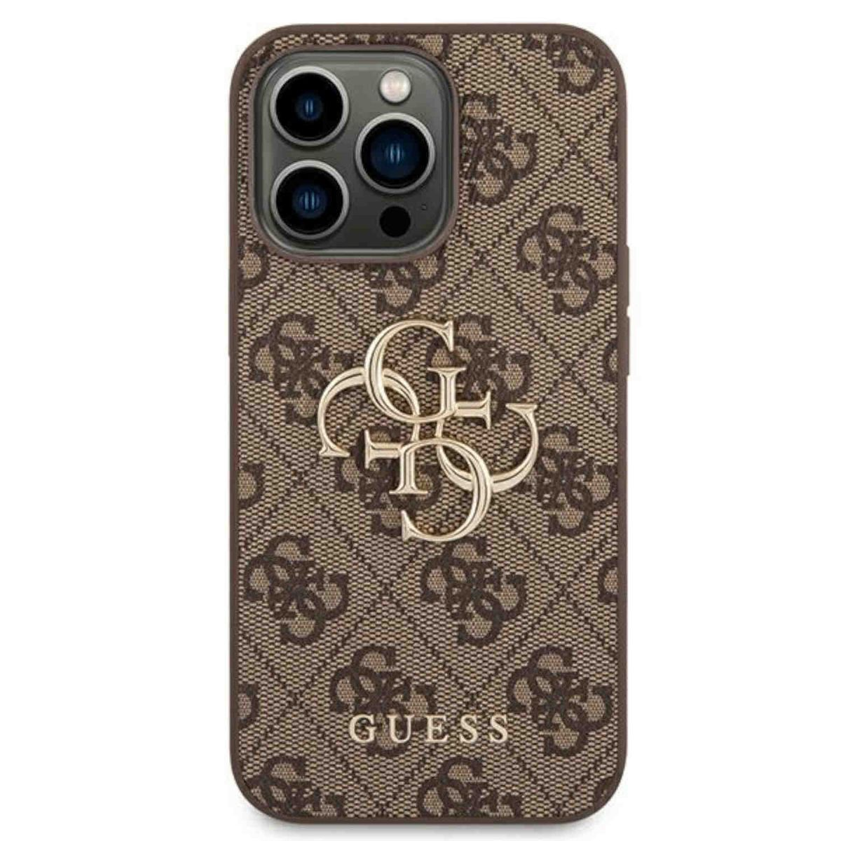Braune Handyhülle mit Guess-Logo-Muster, mit Dual-Kamera und Logo.