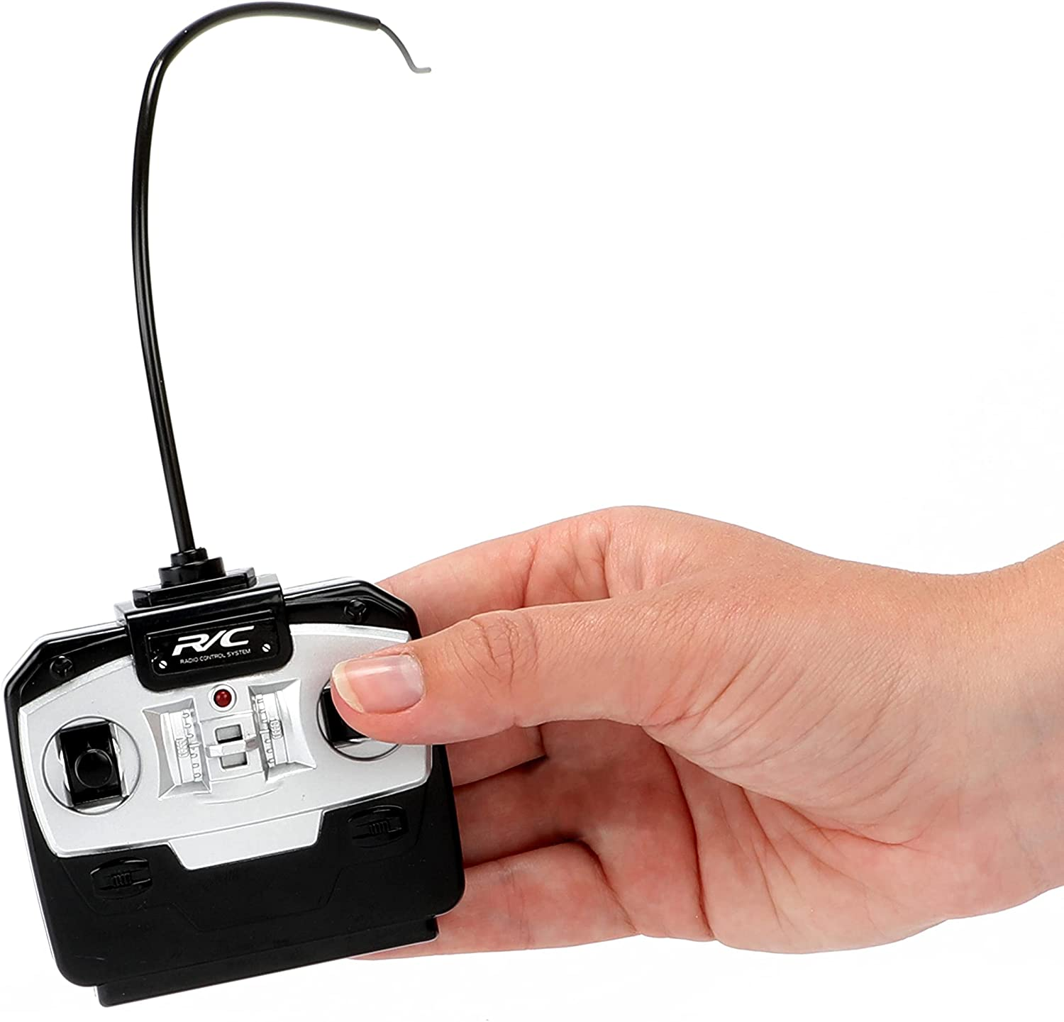 Eine Hand, die eine schwarze RC-Auto-Fernbedienung mit Antenne hält.
