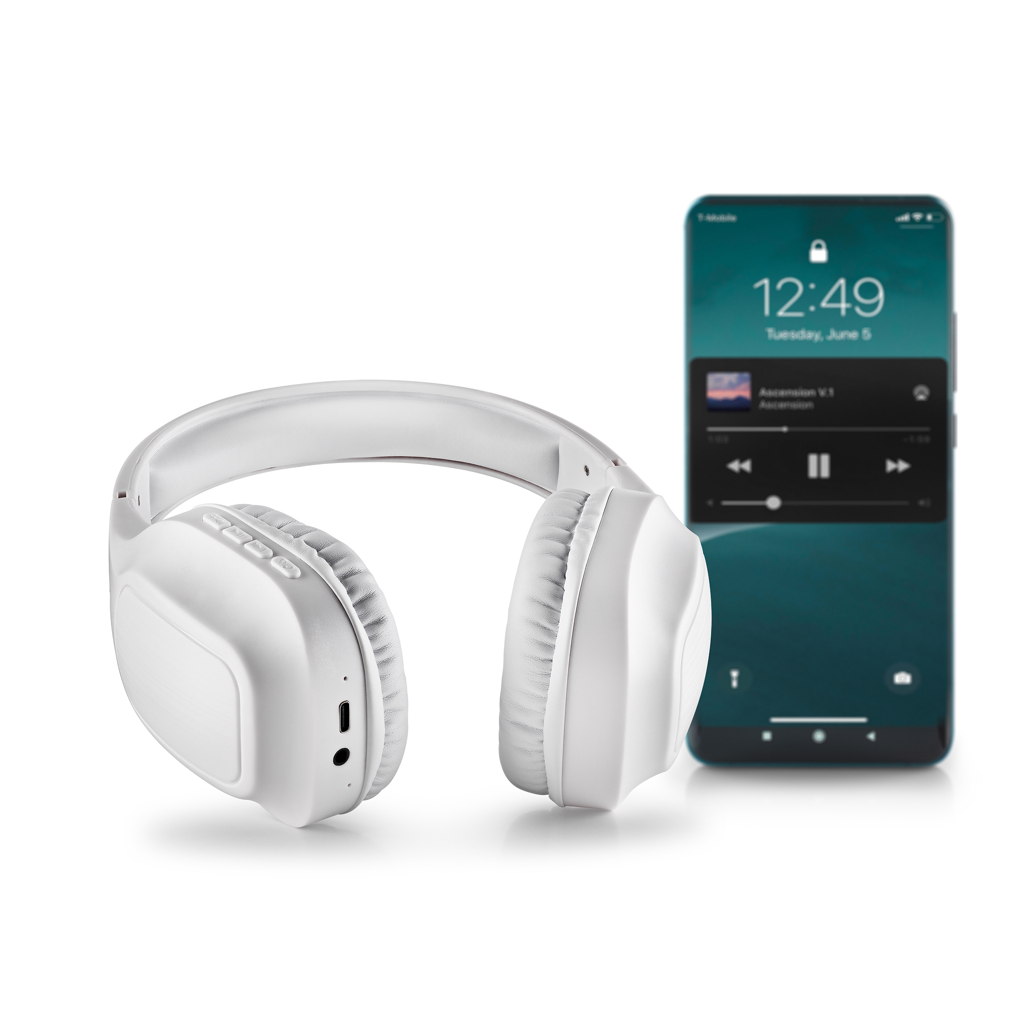 Cuffie bianche accanto a uno smartphone che mostra un'interfaccia musicale con i dettagli della canzone.