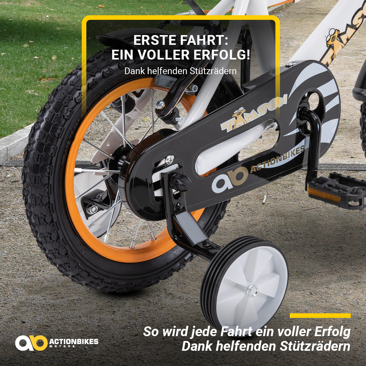 Nahaufnahme eines Fahrradrads mit Stützrad. Schwarz- und Orangetöne. Text auf dem Fahrrad.