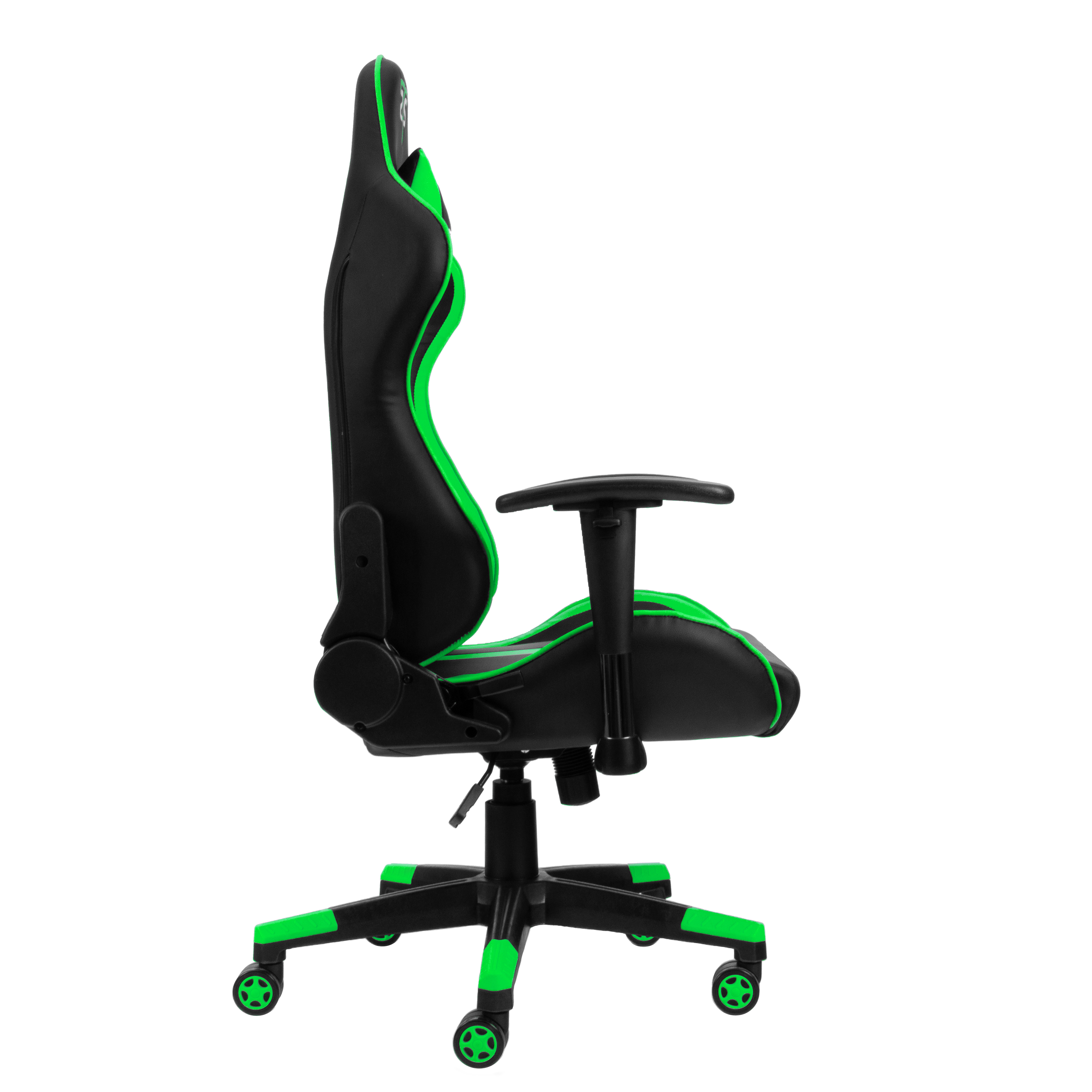 Gaming-Stuhl im Profil. Schwarz mit grünen Akzenten. Grüne Rollen und Basis.