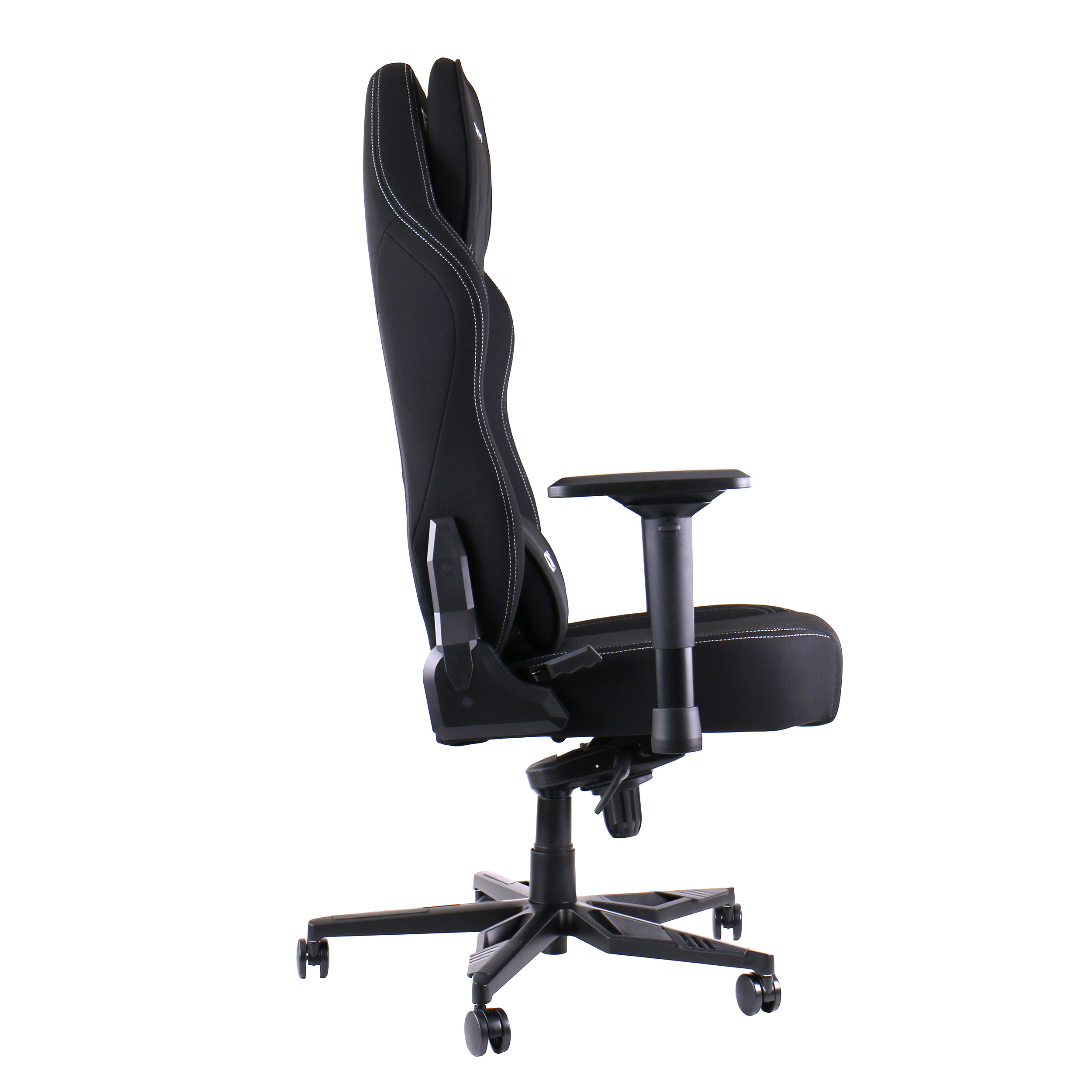 Schwarzer Gaming-Stuhl, Seitenansicht. Weiße Steppung, schwarze Basis und Armlehnen.