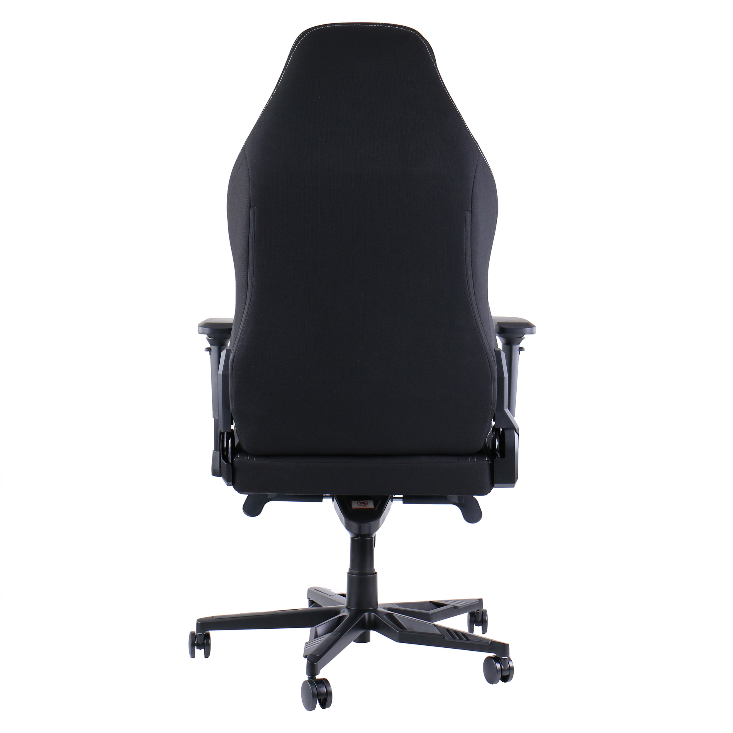 Schwarzer Gaming-Stuhl von hinten. Schwarzer Sitz, Rückenlehne und Untergestell.