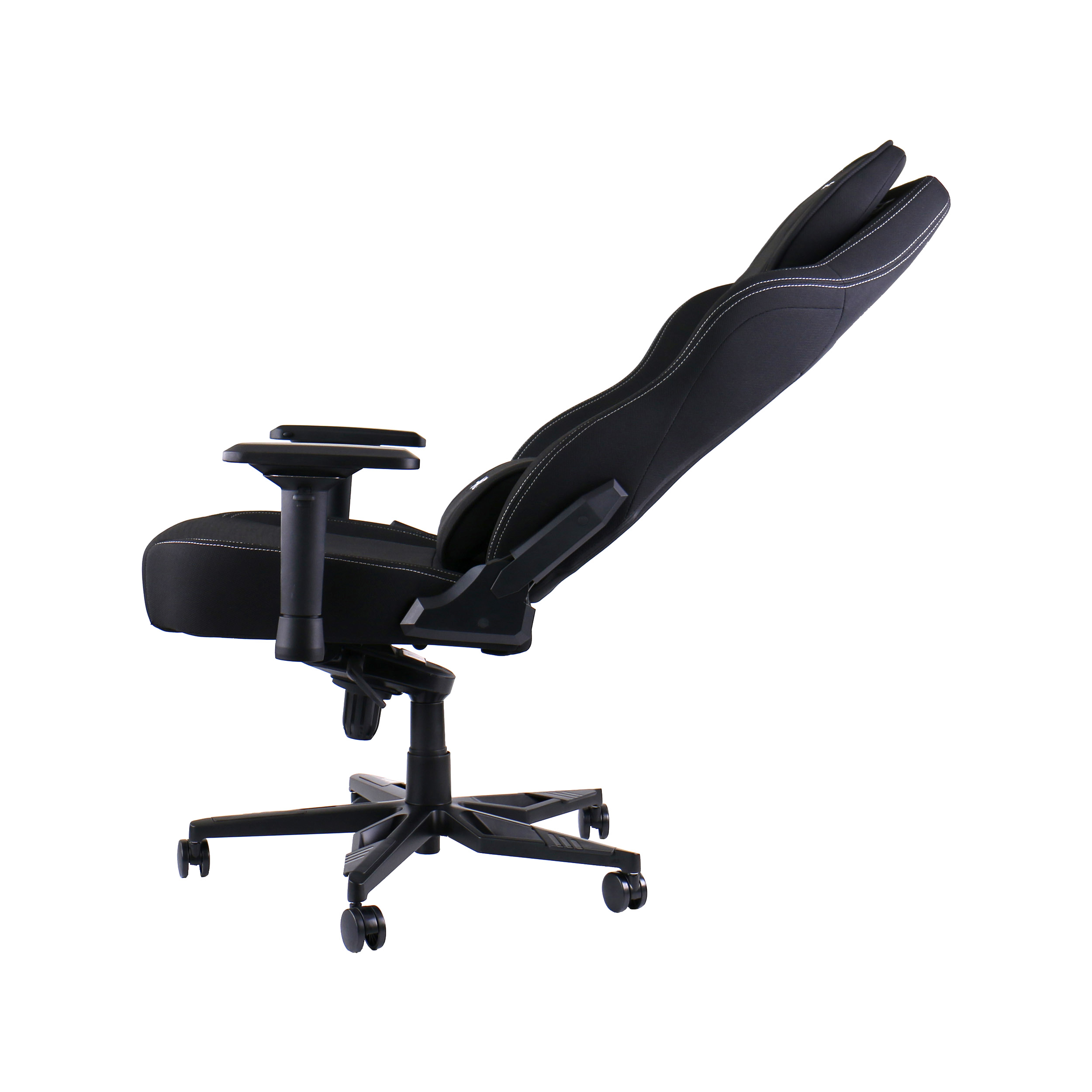 Schwarzer Gaming-Stuhl, schräge Ansicht. Rückenlehne und Sitz sind schwarz, Stuhl steht auf Rädern.