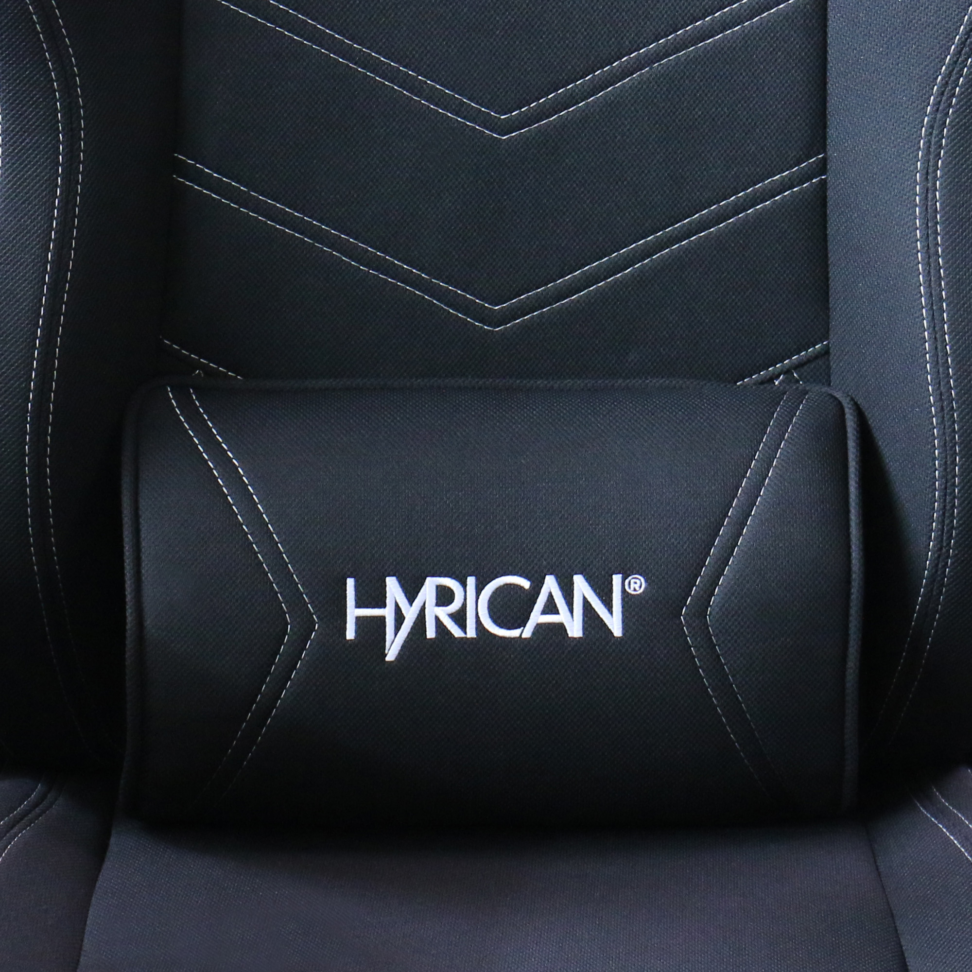 Schwarze Kopfstütze mit weißen Nähten und zentriertem Logo 'HYRICAN'.