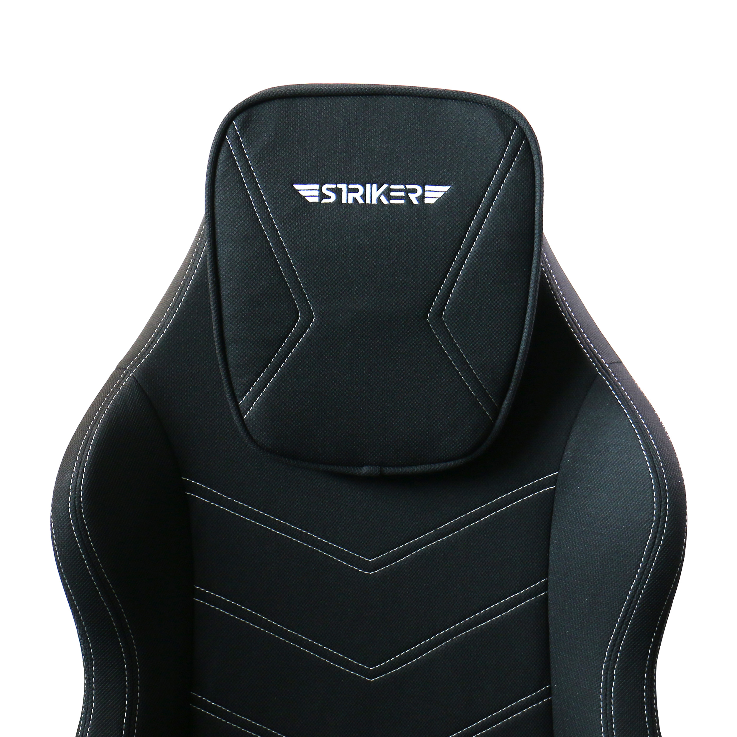 Schwarzer Gaming-Stuhl mit weißen Nähten und dem Wort "STRIKER" auf der Kopfstütze.