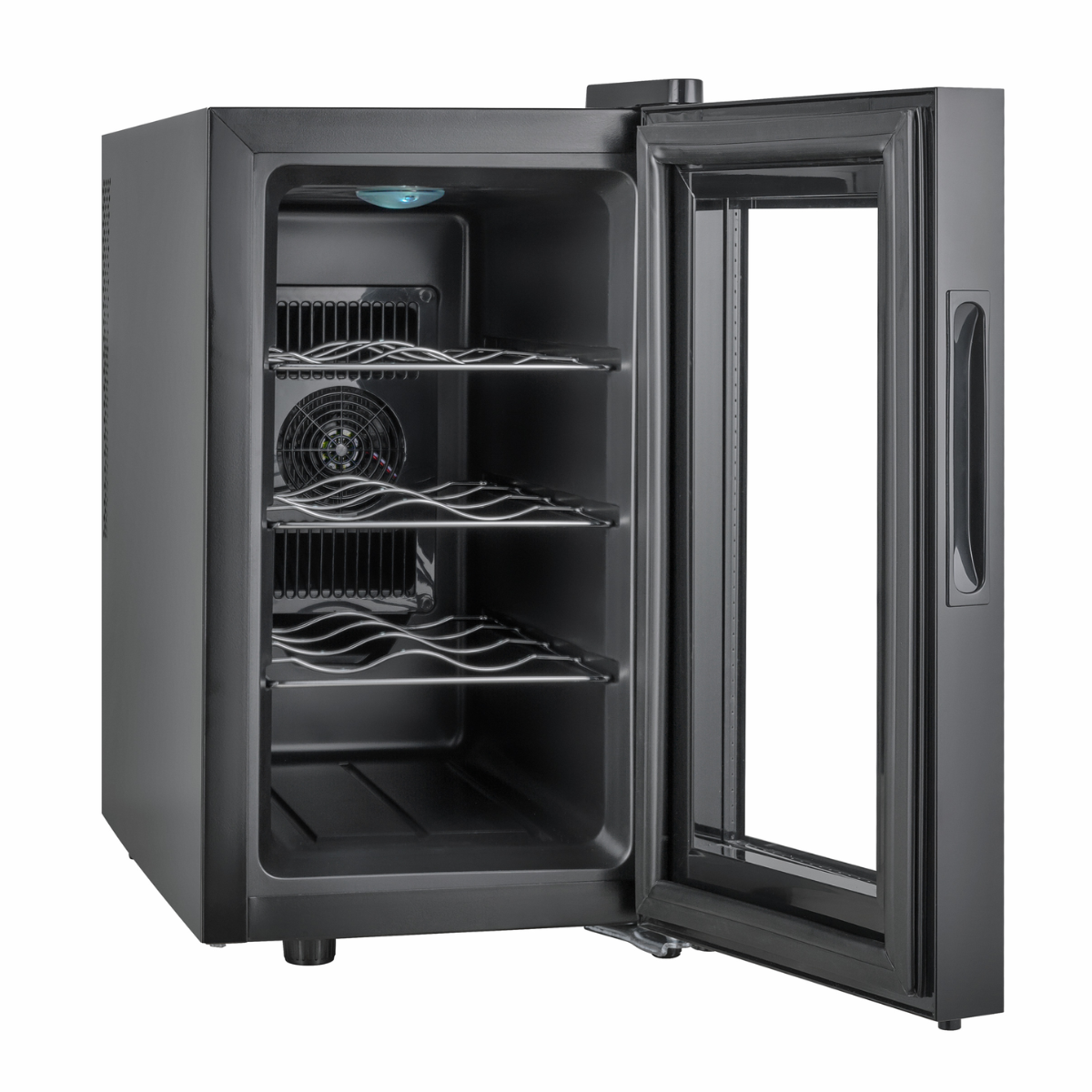 Min nevera negra con puerta abierta. Interior con estantes y ventilador. Fondo blanco.