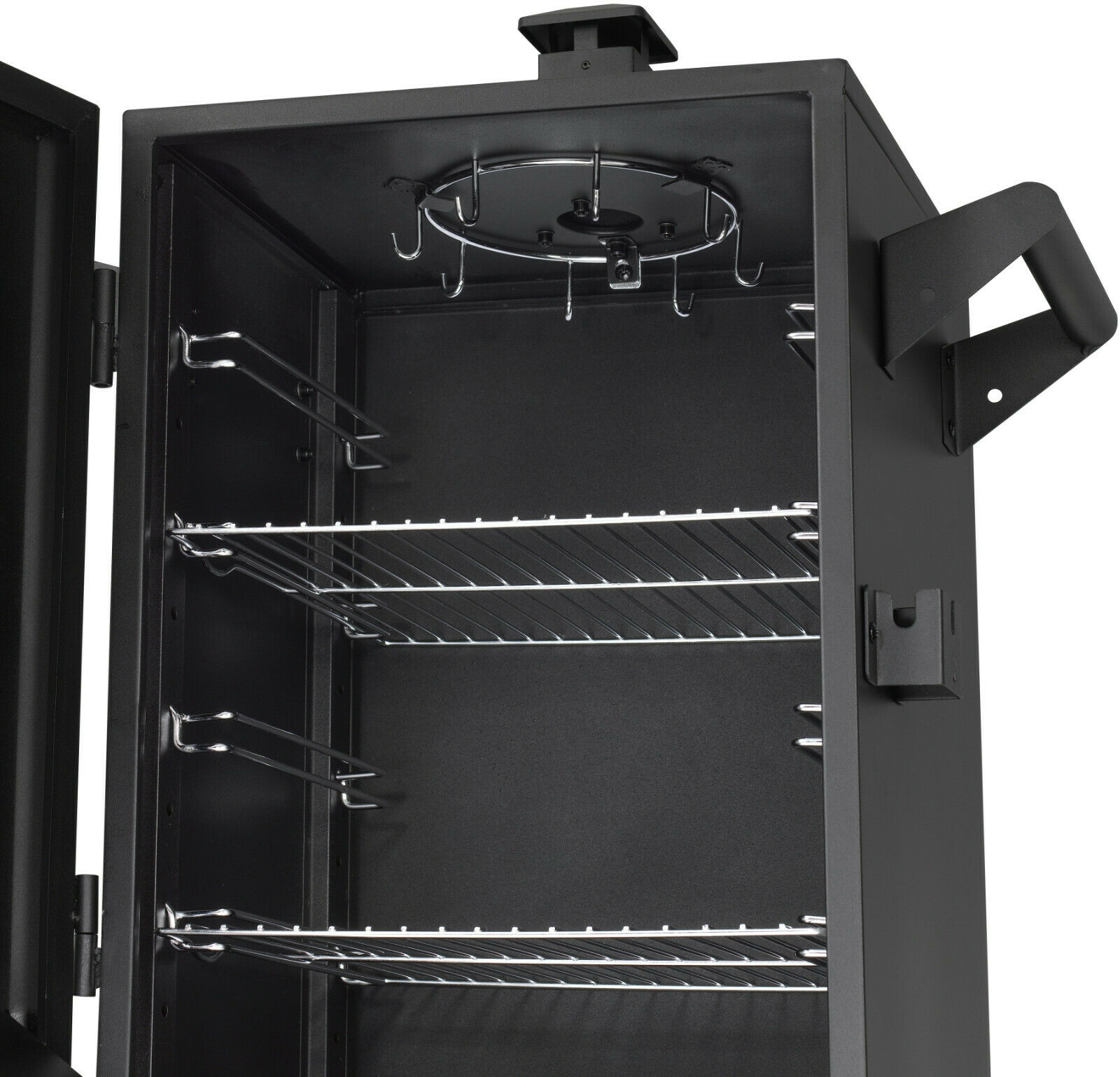 Offener schwarzer Smoker. Im Inneren Metallgestelle und Haken. Griff an der Seite. Dunkle Umgebung.