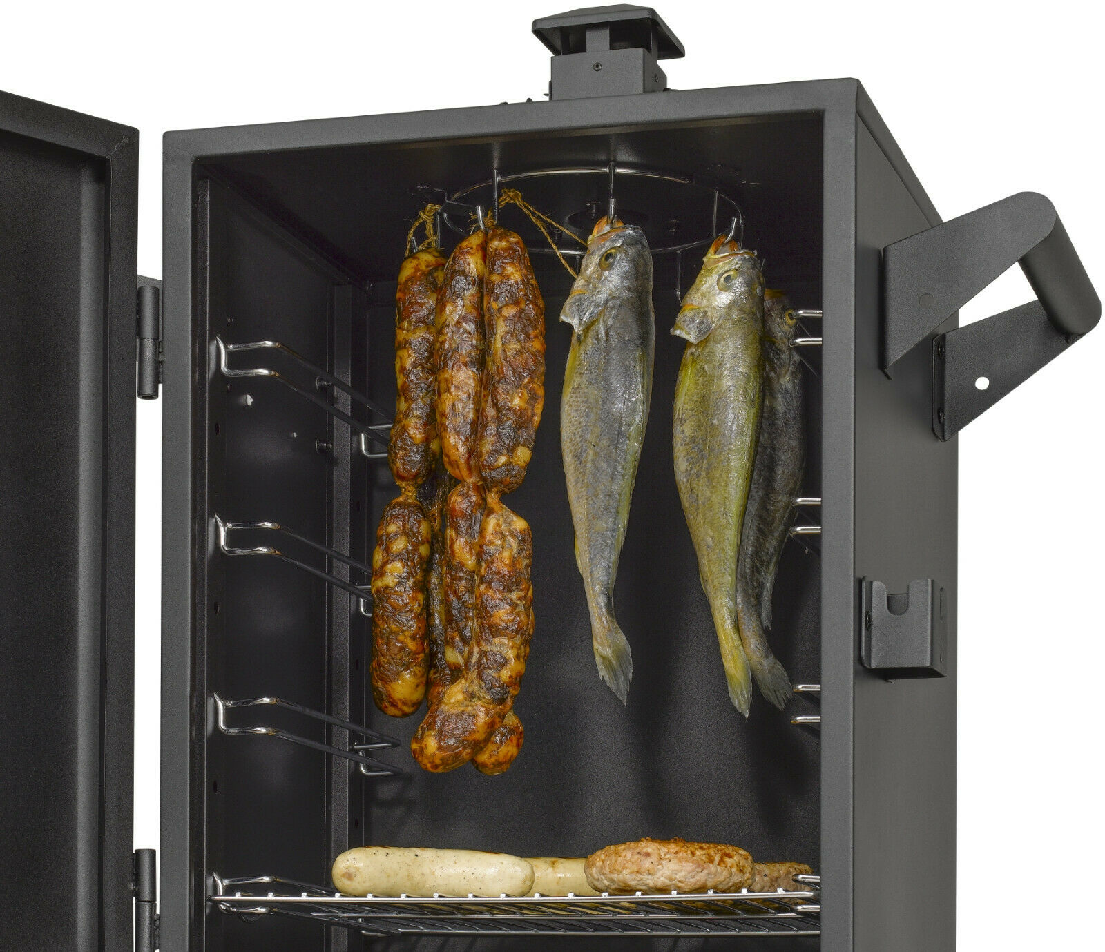 Ein schwarzer Räucherofen mit Würsten und Fisch, die darin hängen. Die Räucherofentür ist geöffnet.