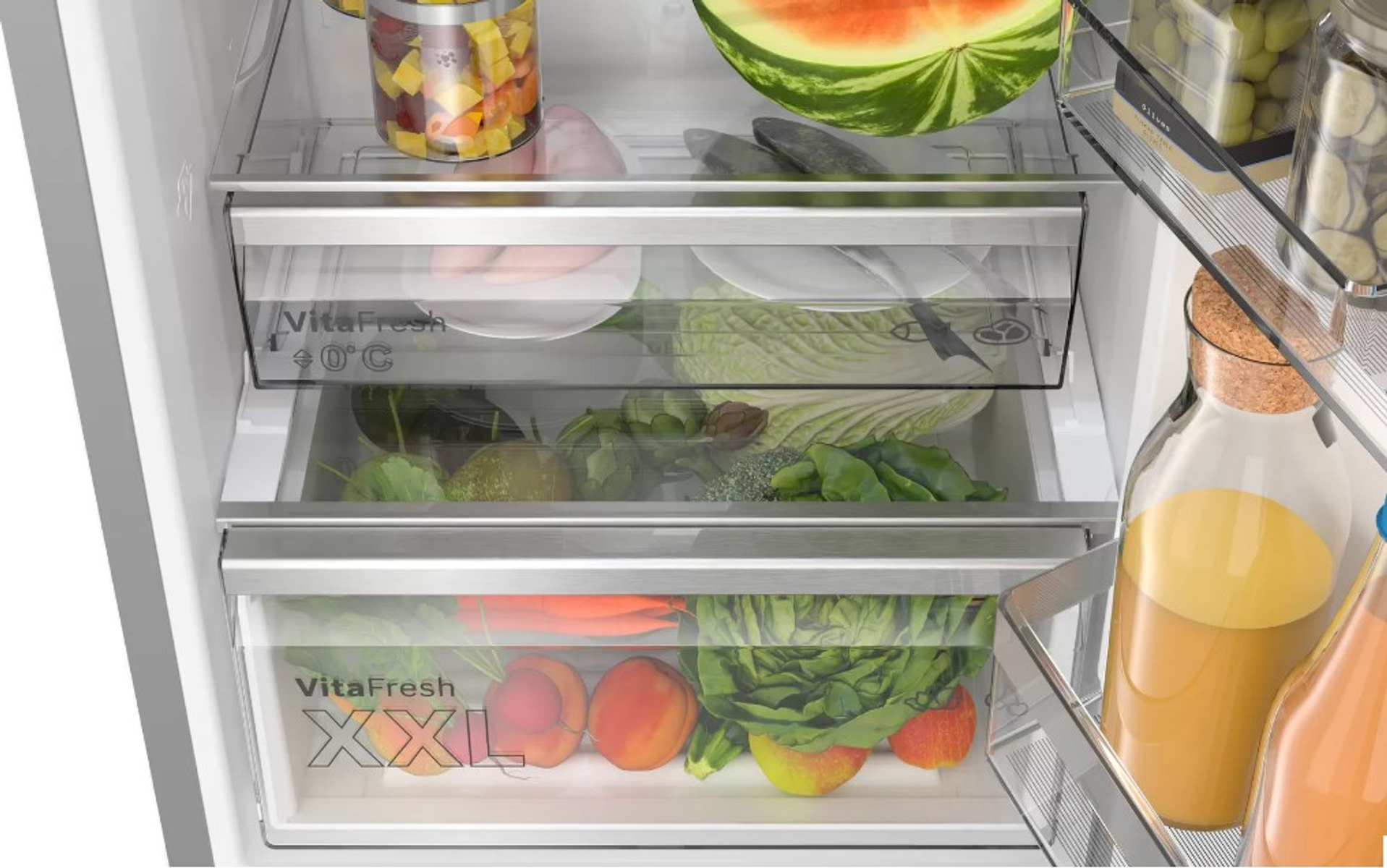 Wnętrze lodówki z dwiema szufladami, warzywami, owocami i słoikami. Białe tło.