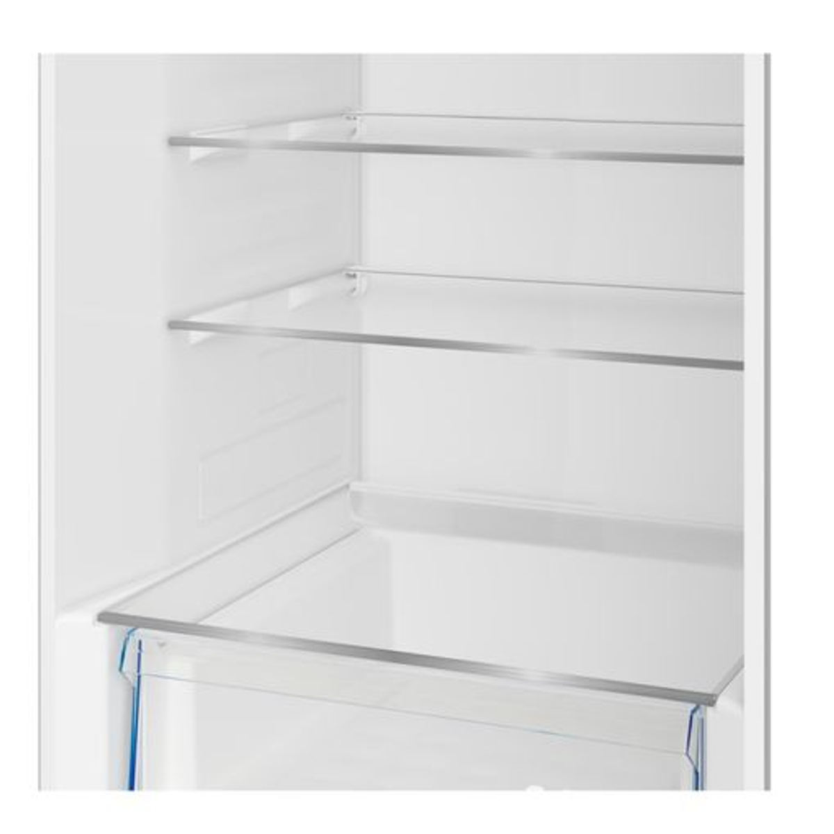 Wnętrze białej lodówki. Trzy przezroczyste półki i przezroczysta szuflada. Białe wnętrze.