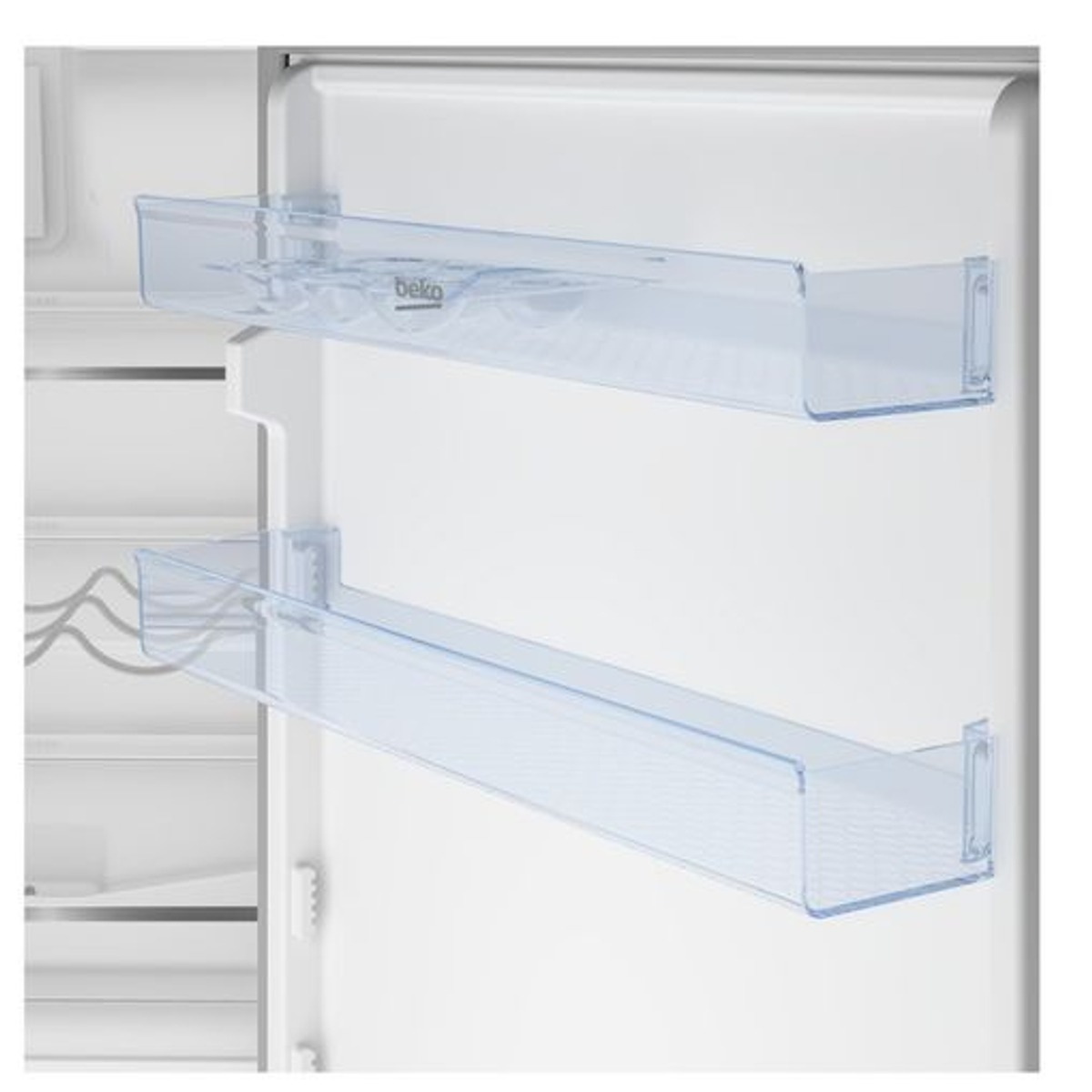 Półki lodówki wewnątrz lodówki. Przezroczyste, plastikowe półki w białym wnętrzu.