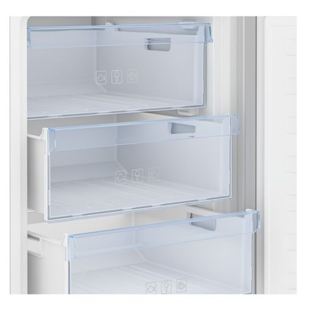 Wnętrze lodówki z trzema przezroczystymi szufladami.