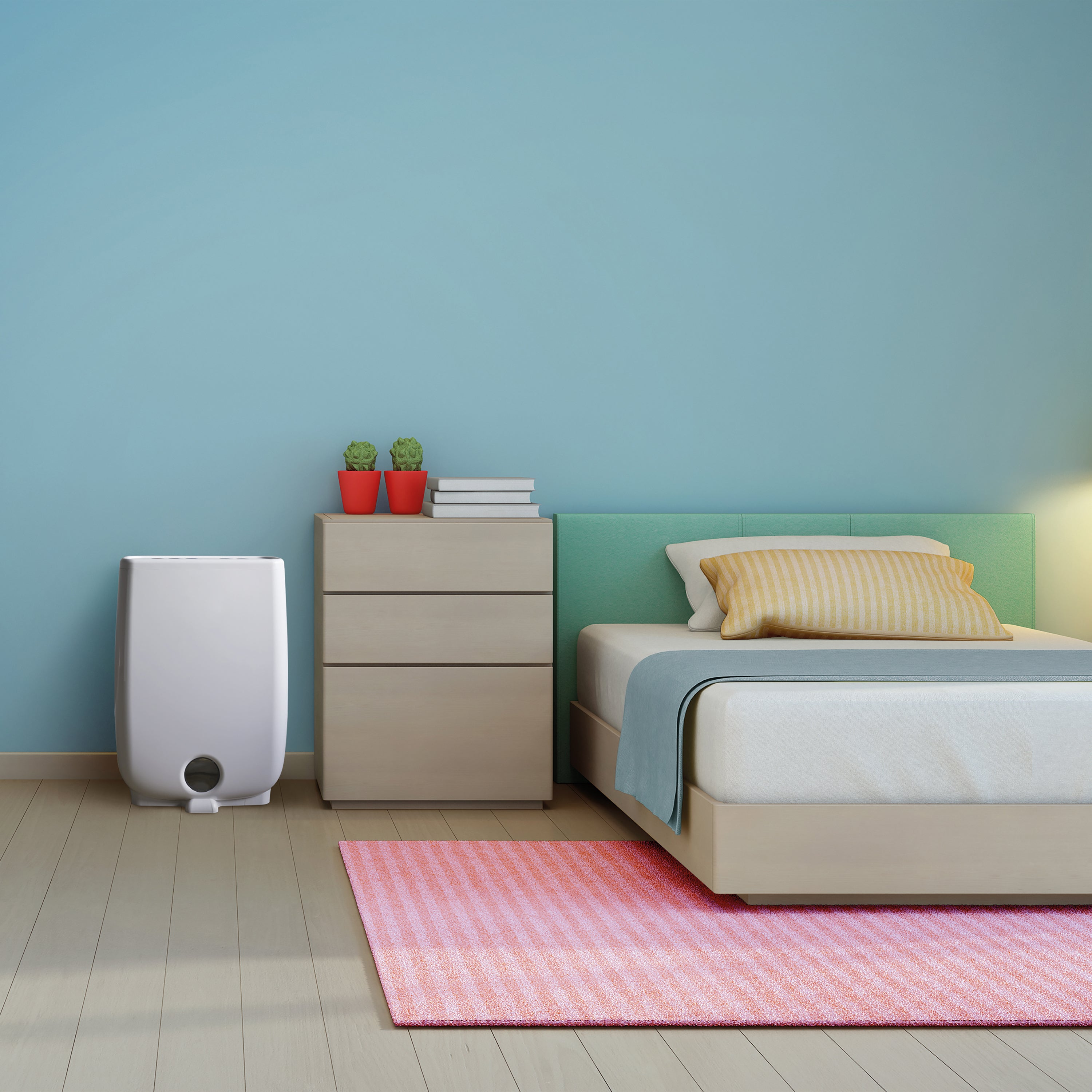 Scena sypialni: łóżko, stolik nocny z roślinami, różowy dywan i nawilżacz. Niebieska ściana.