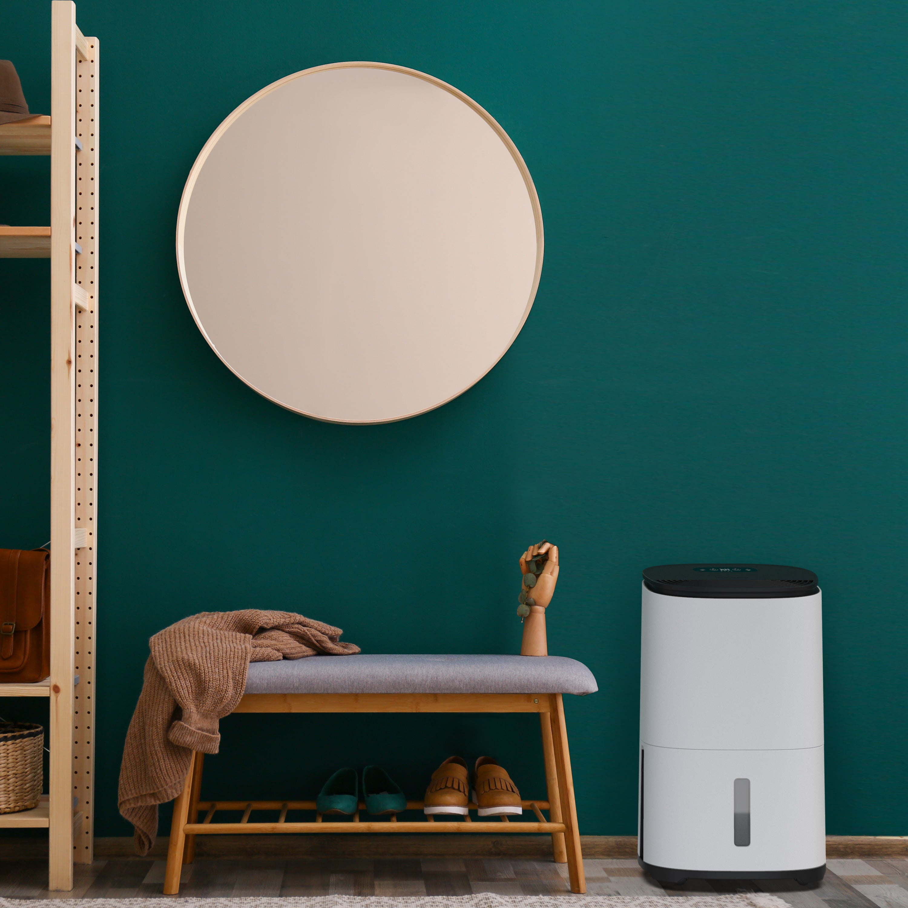 Pokój z ławką, lustrem i białym osuszaczem powietrza. Ściana jest turkusowa, a podłoga drewniana.