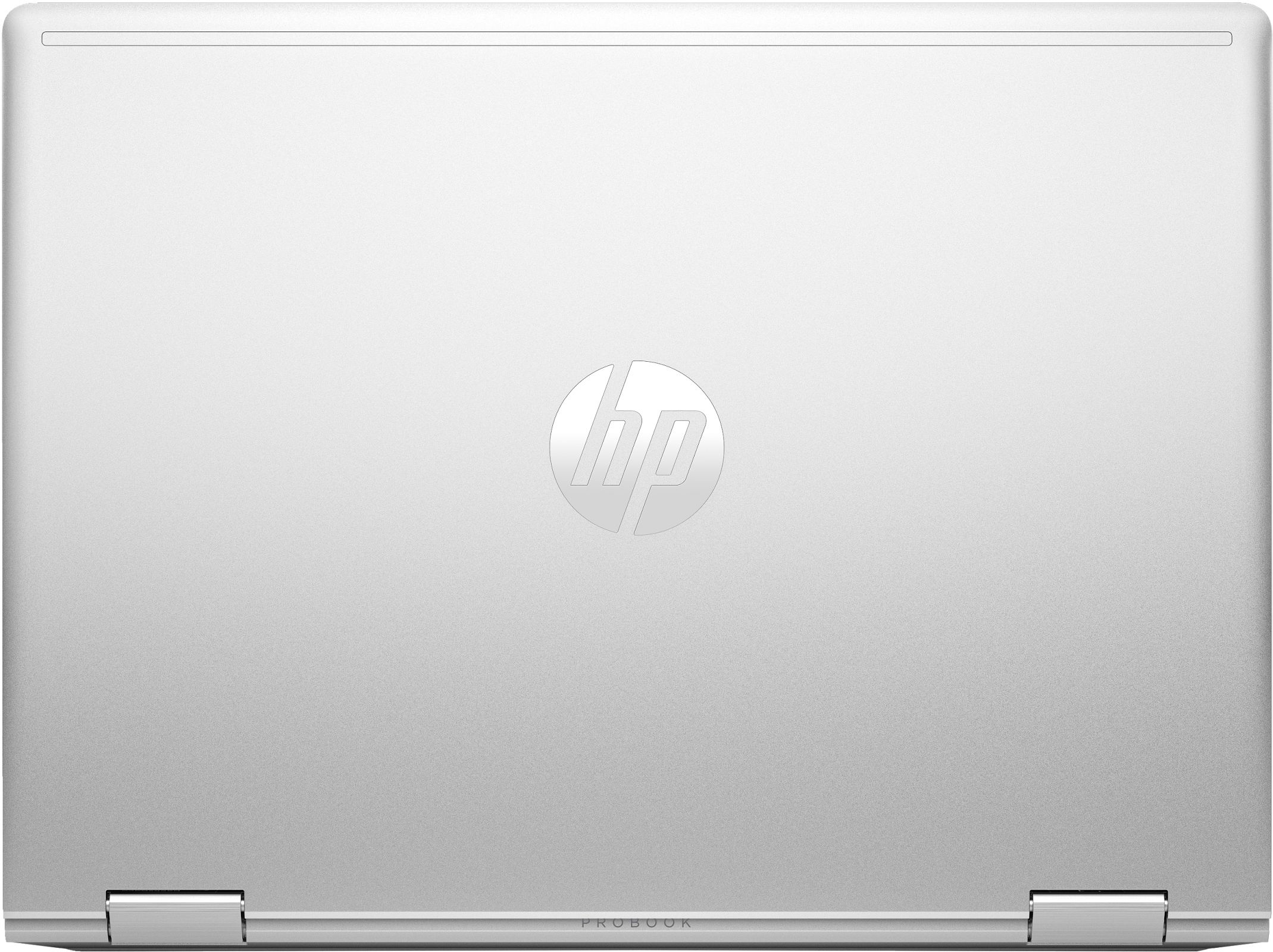 Zamknięty srebrny laptop z logo HP na białej powierzchni.