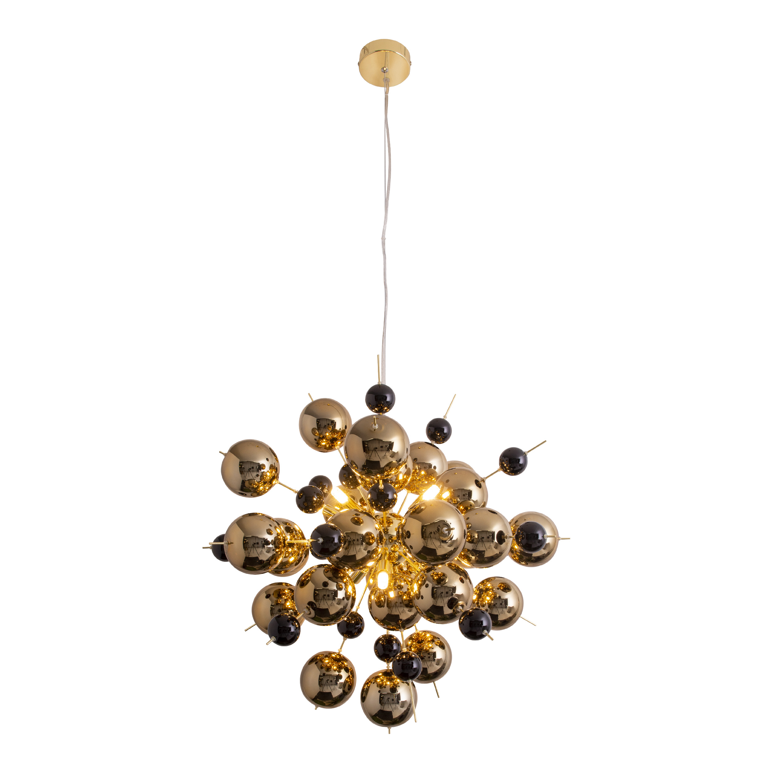 Ein gold-schwarzer Kronleuchter mit vielen kugelförmigen Glühbirnen, die von der Decke hängen.