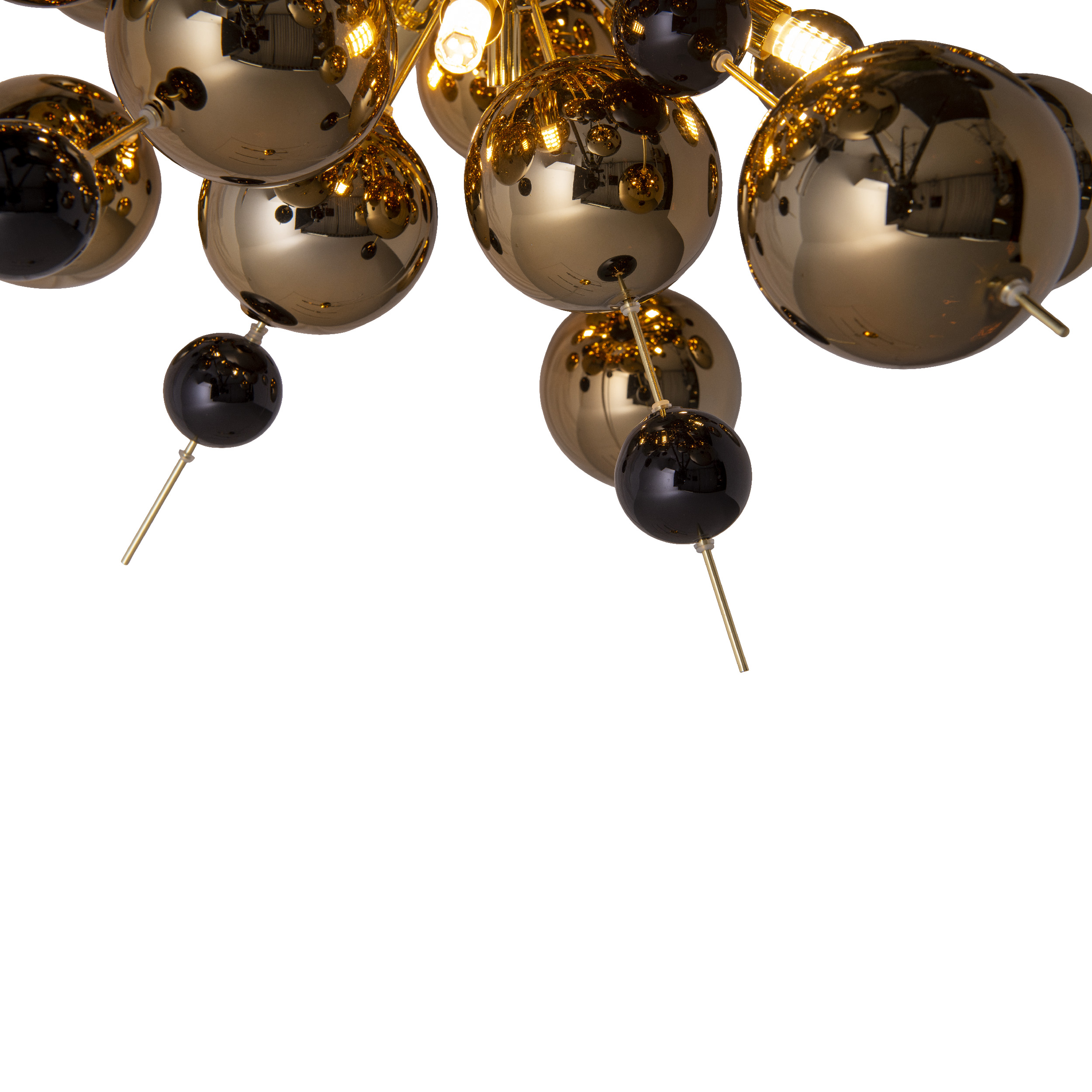 Kronleuchter mit mehreren goldenen und schwarzen Kugeln auf weißem Hintergrund, isoliert.