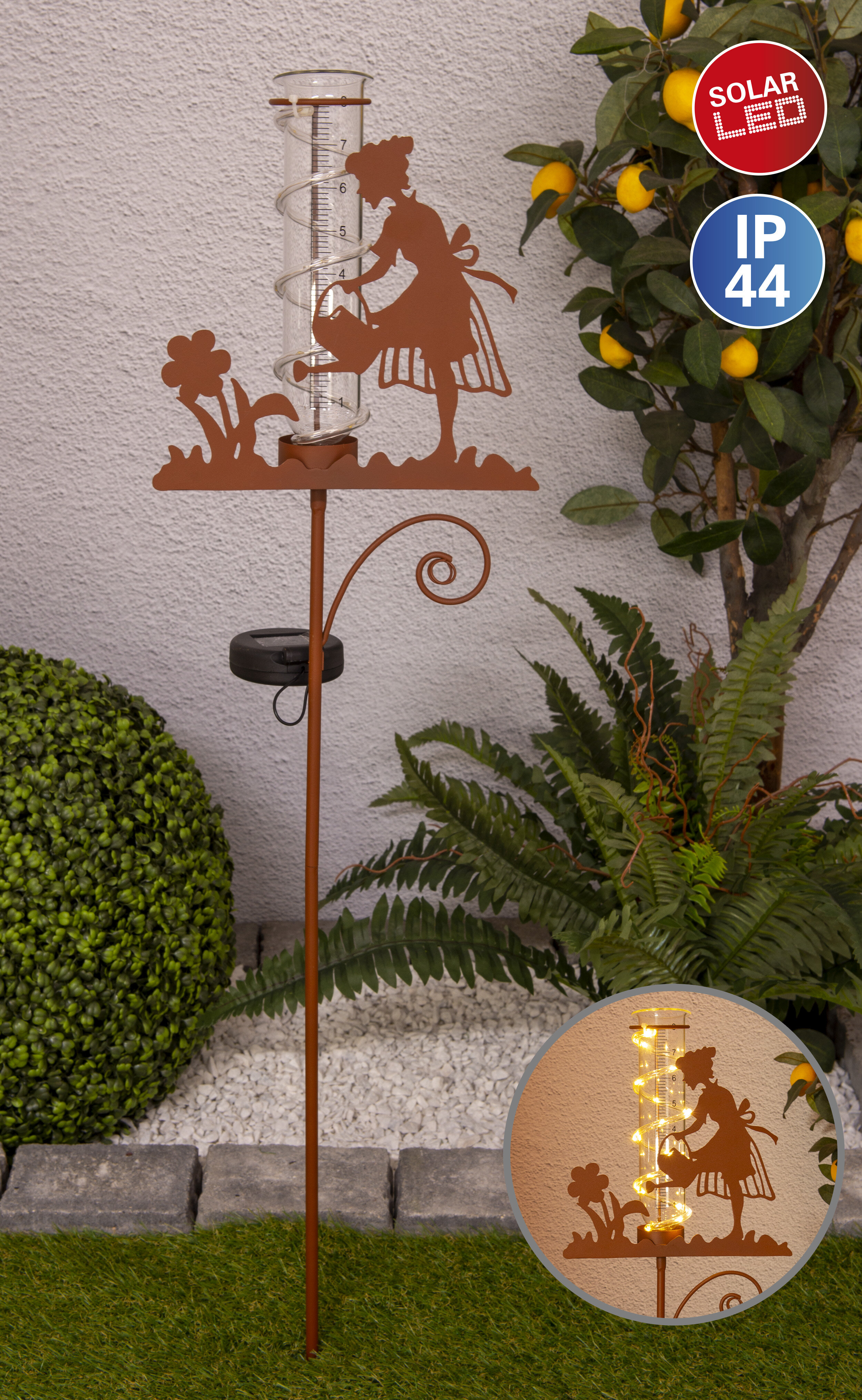 Ein Gartenornament mit einer Frau, Blumen und einem Solarpanel mit dem Text IP44.