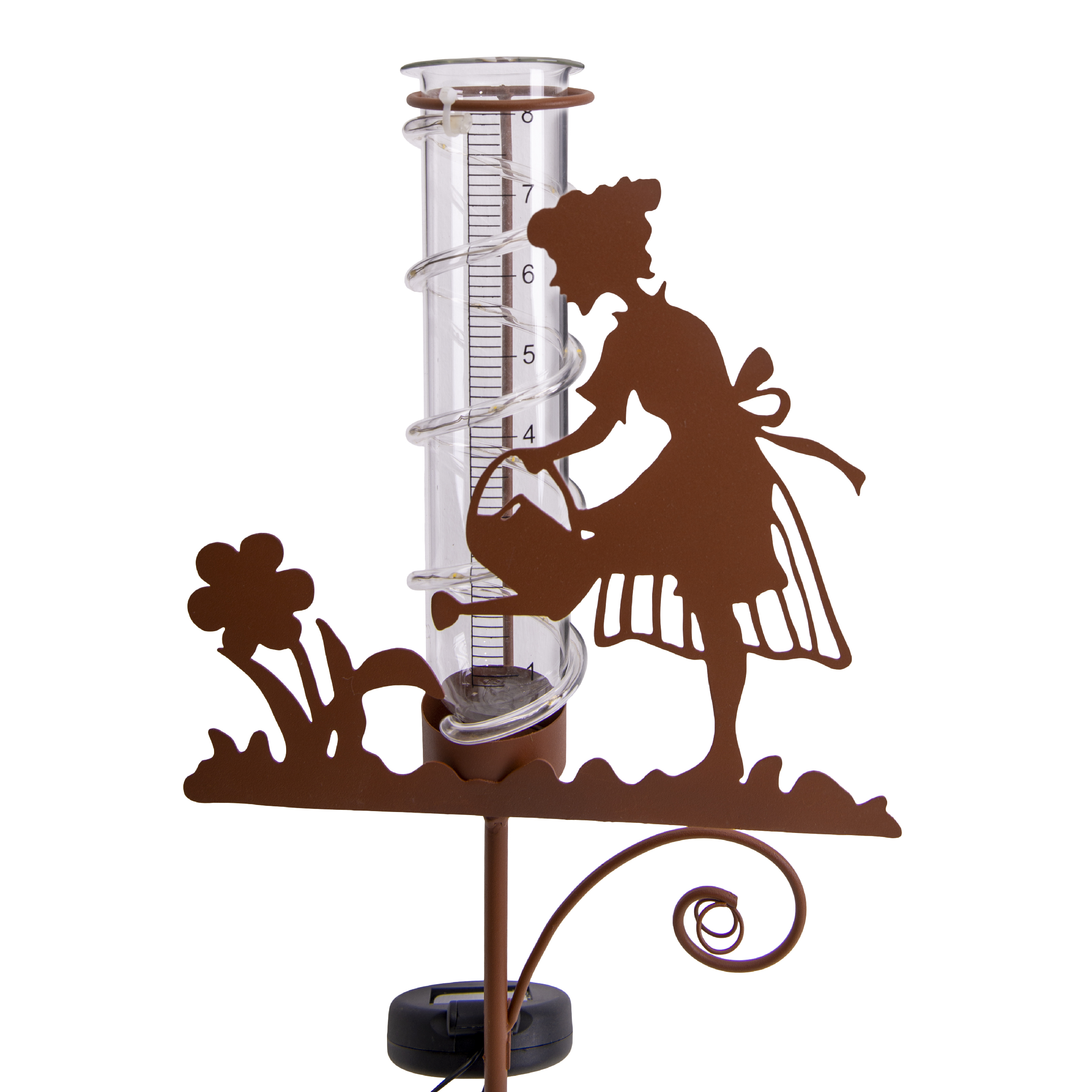 Metallsilhouette einer Frau beim Gießen von Blumen mit einem Regenmesser im Hintergrund.