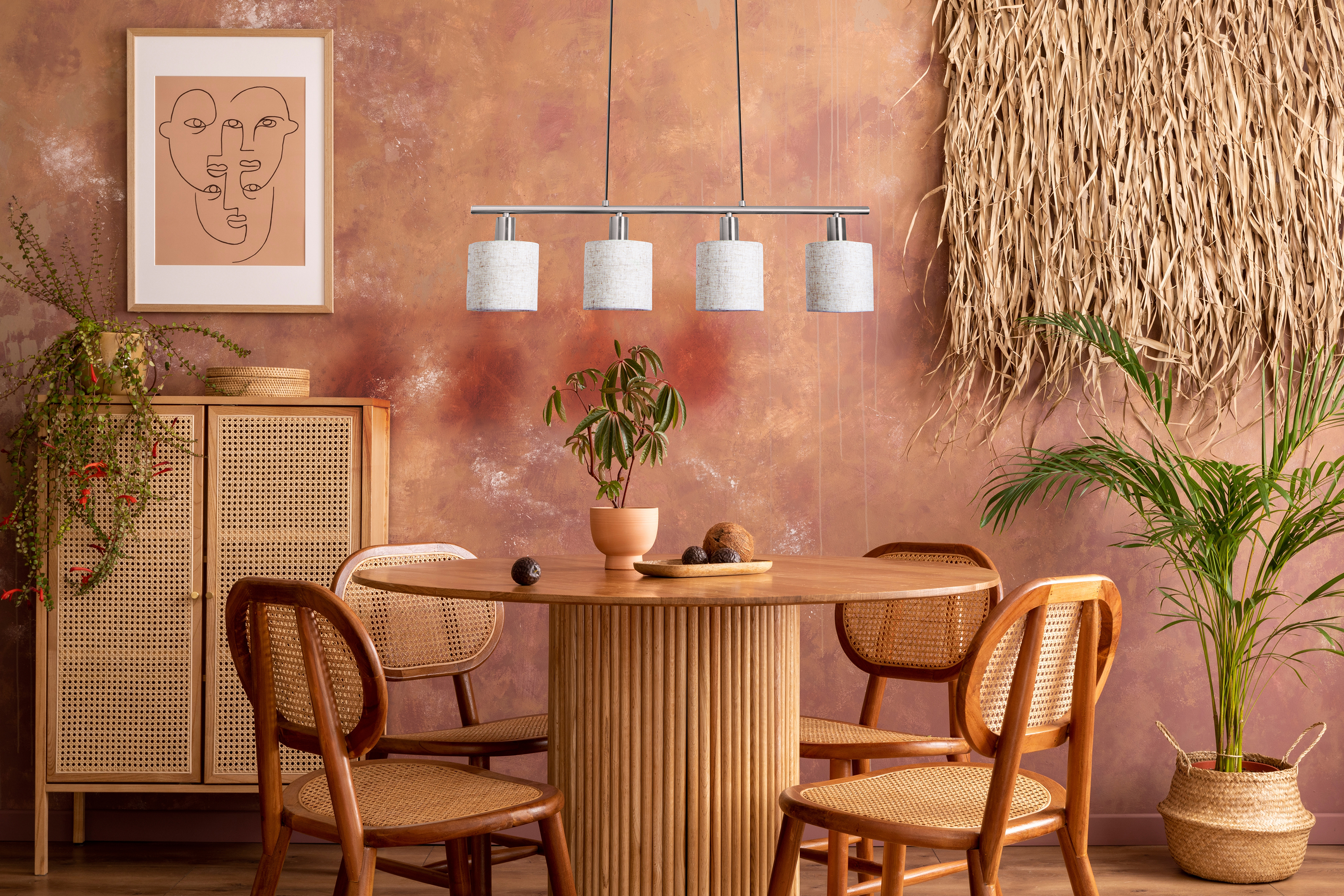 Esszimmer mit Holzmöbeln, Kunst und Leuchte. Pflanzen und eine Wanddekoration sind vorhanden.