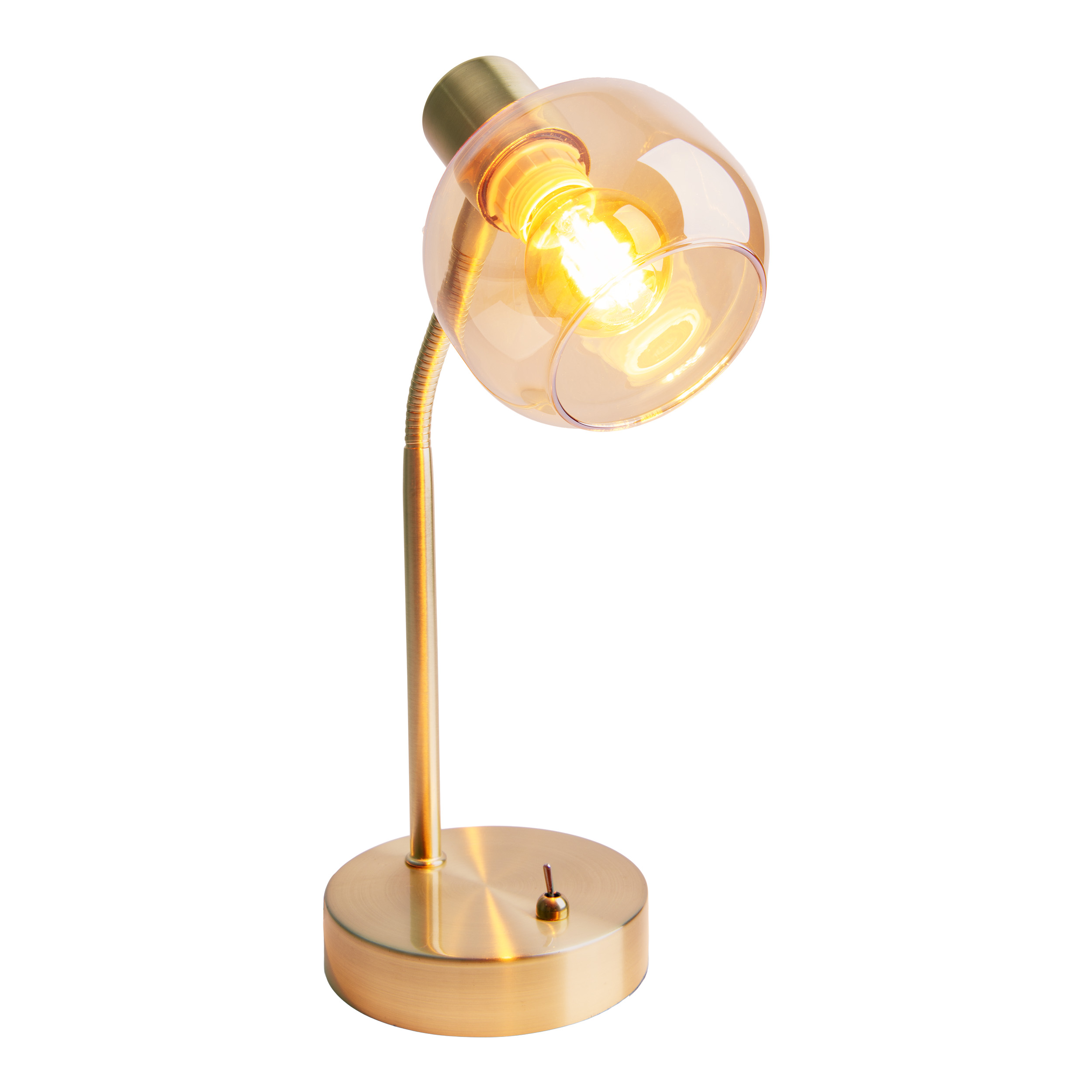 Goldfarbene Schreibtischlampe mit Glasschirm. Eingeschaltet. Weißer Hintergrund.