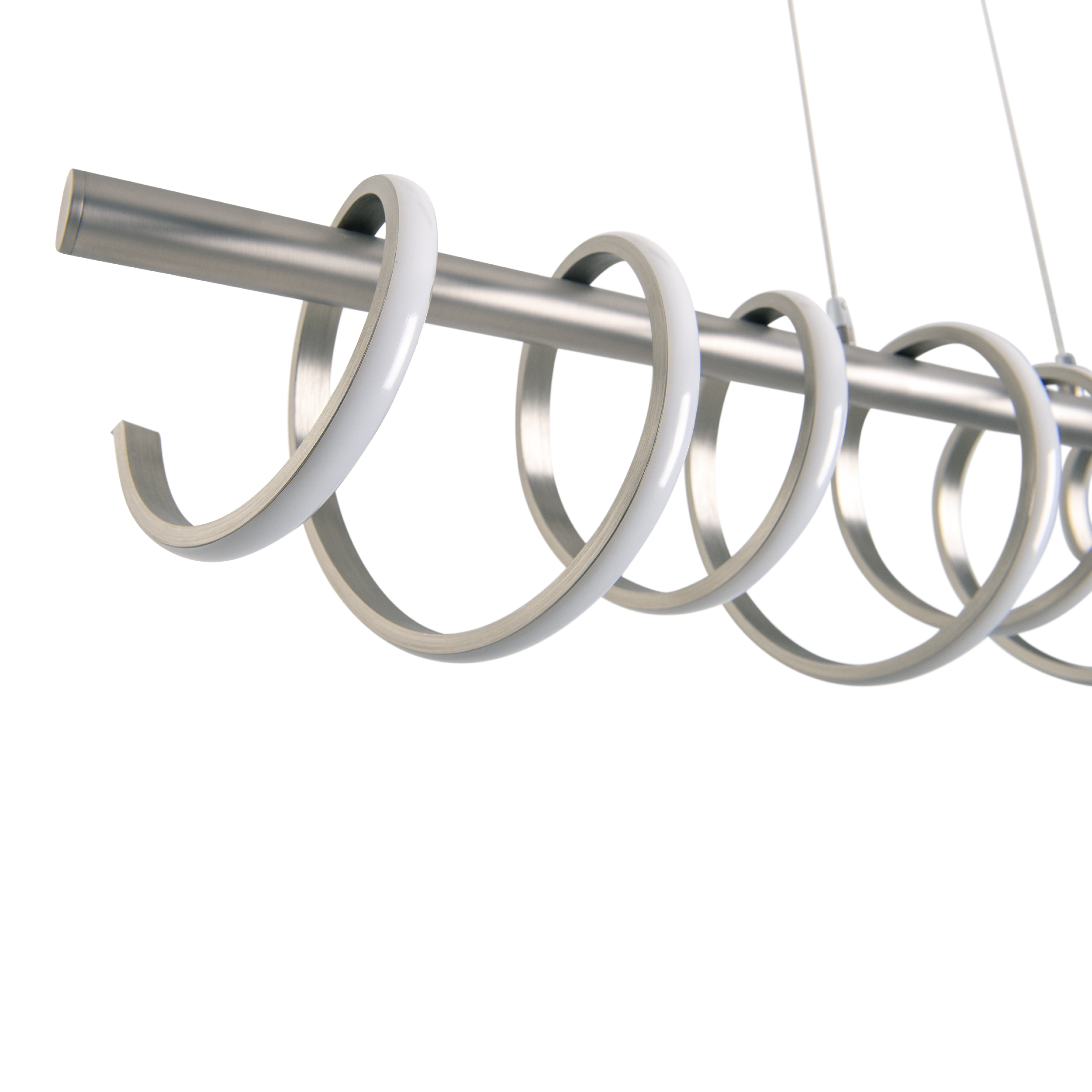 Silberne, moderne Deckenlampe mit weißen Innenringen, vor weißem Hintergrund.