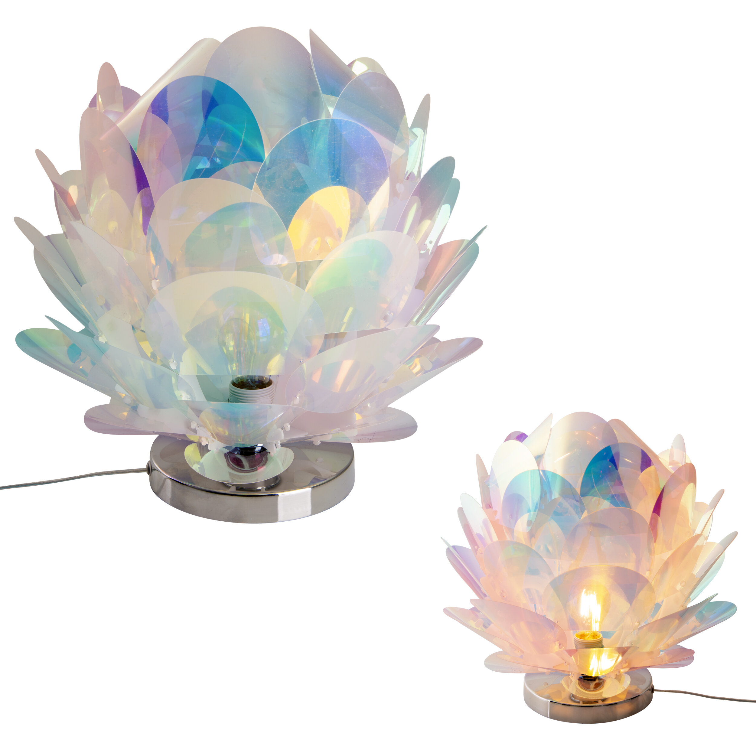 Zwei lotusförmige Lampen mit bunten, irisierenden Blütenblättern. Eine leuchtet.