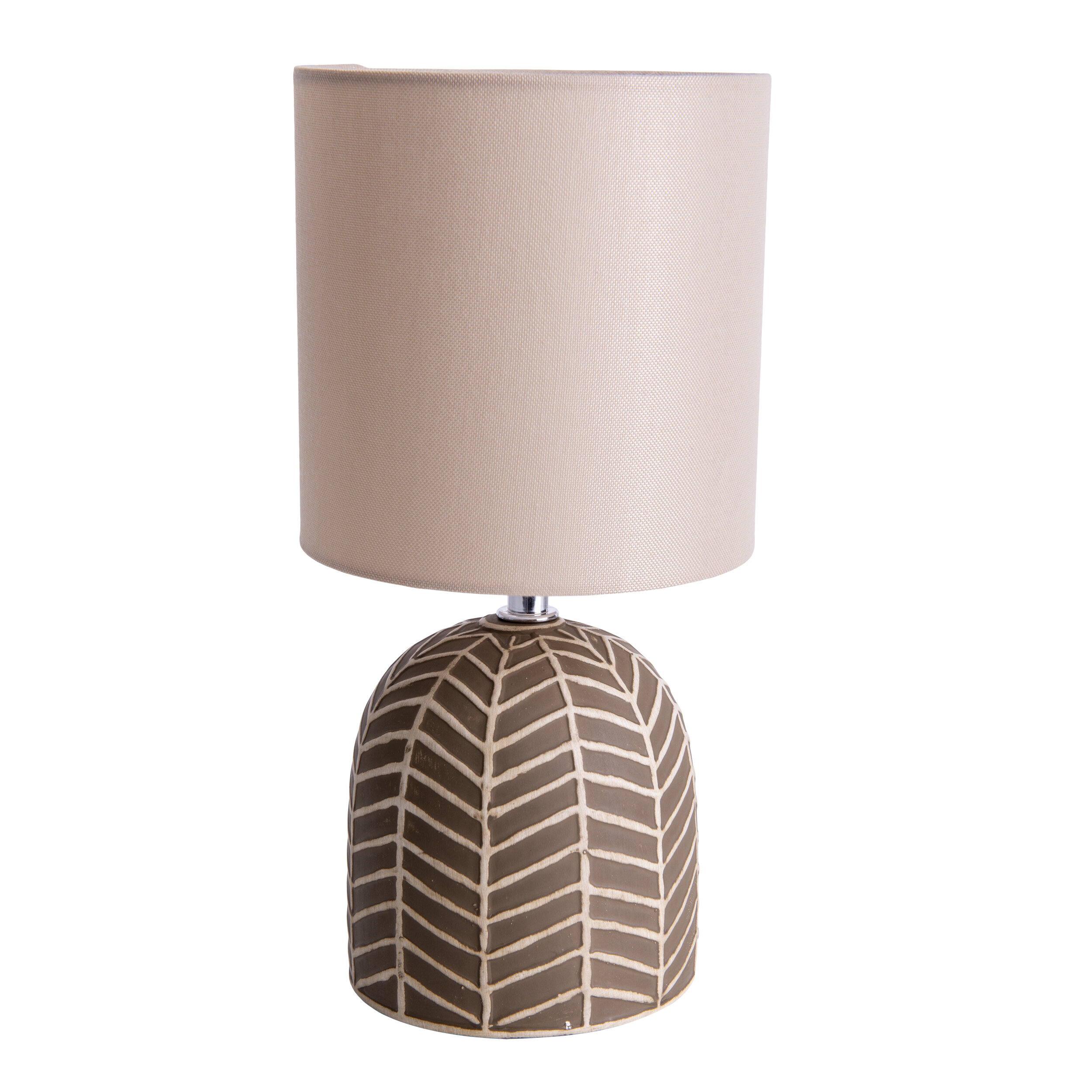 Tischlampe mit beigem Lampenschirm und braun gemustertem Fuß, weißer Hintergrund.