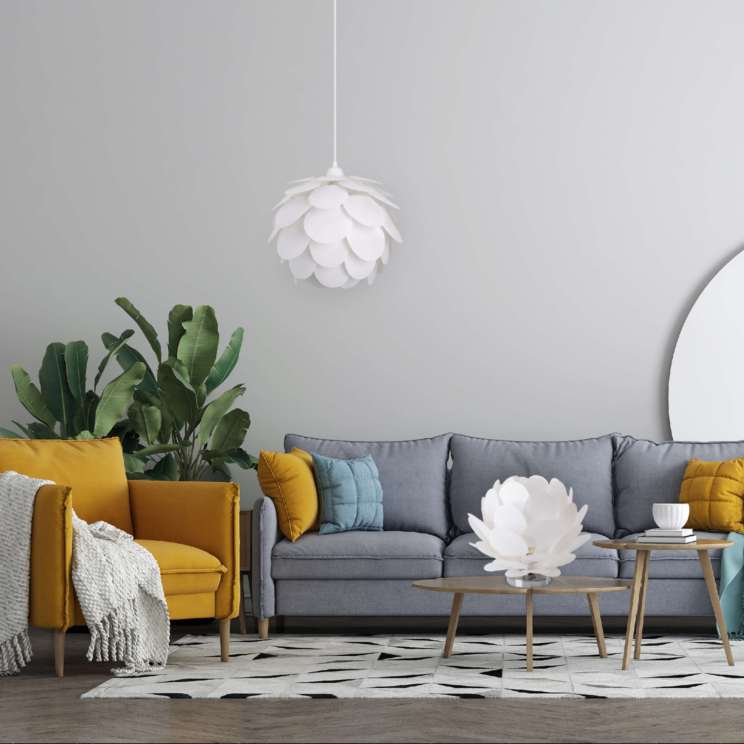 Wohnzimmer mit grauem Sofa, gelbem Sessel, weißer Pendelleuchte und Dekoration.