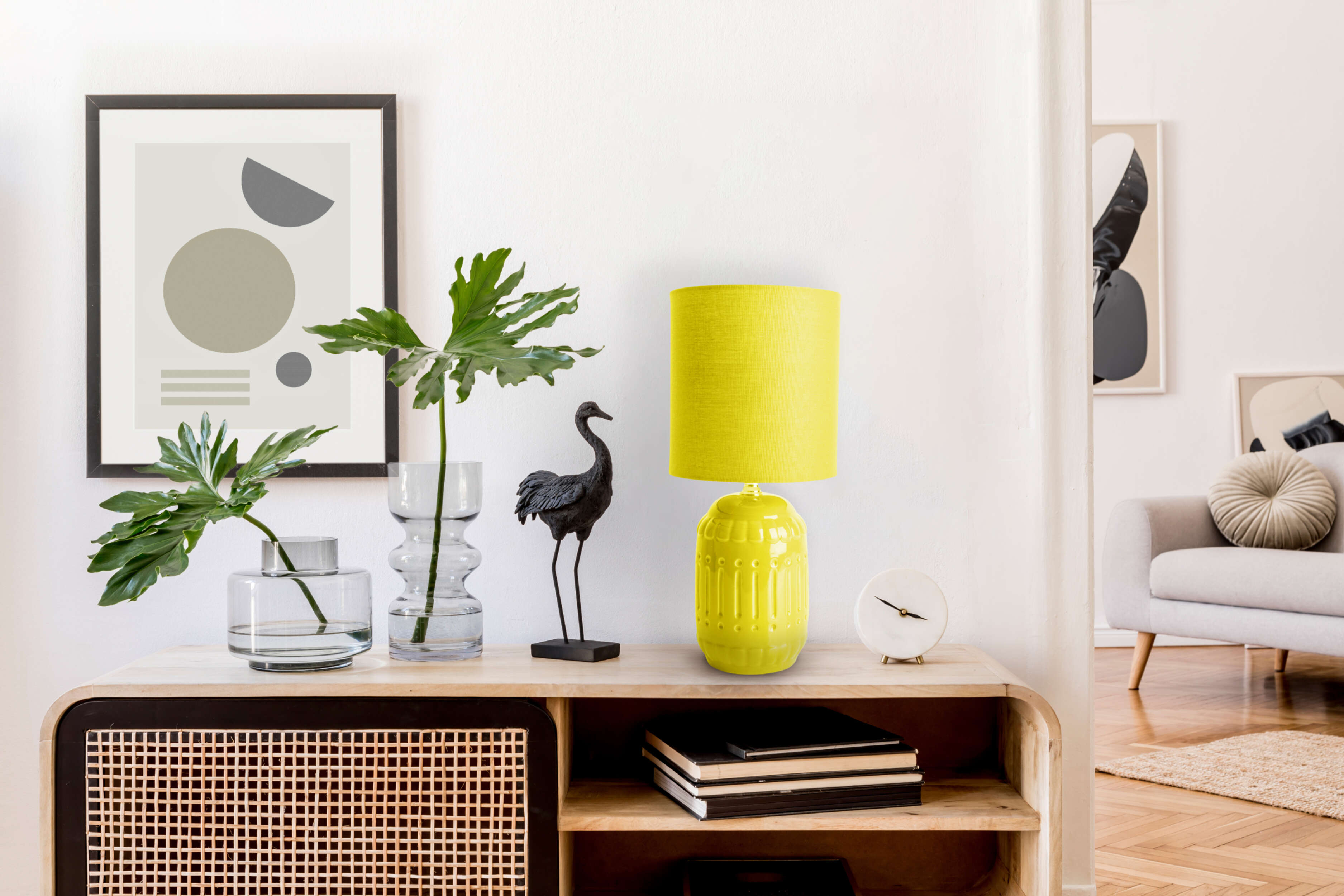 Interieur mit Konsole, Kunstwerk, Lampe und Pflanzen. Moderne Einrichtung in neutralen Tönen.