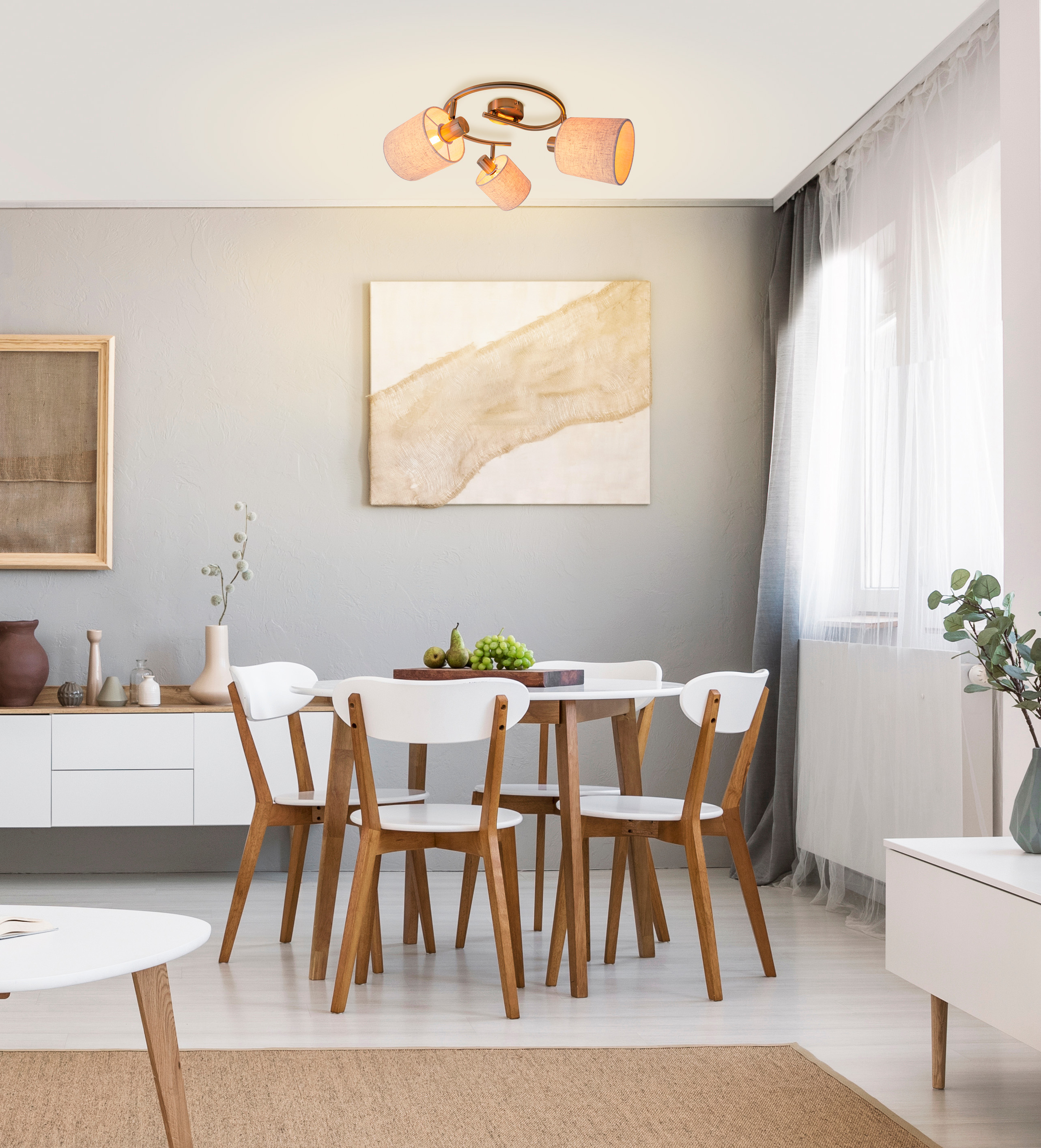 Esszimmer mit Tisch, Stühlen und Lampe. Ein Gemälde hängt an der Wand.