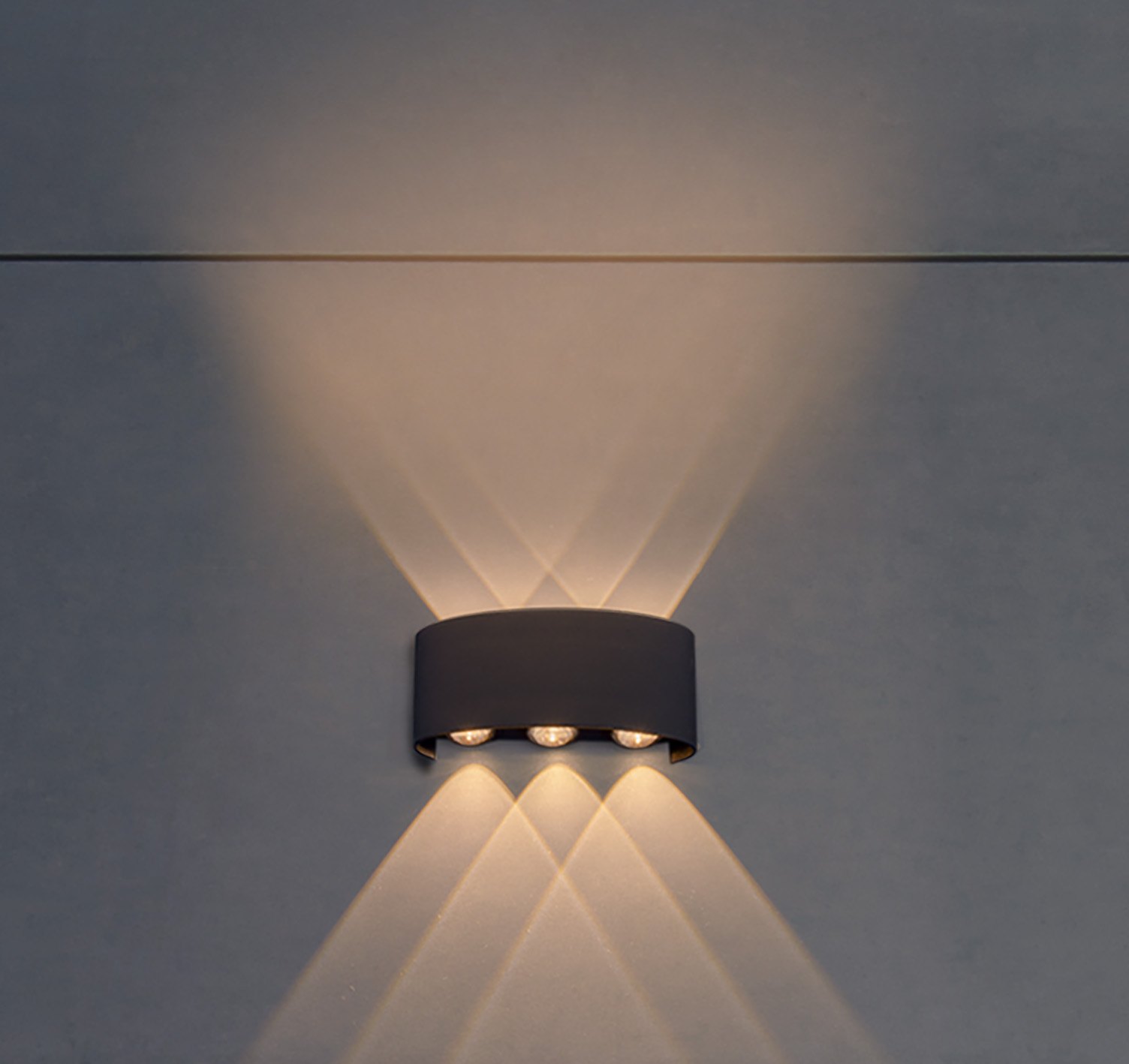 Eine schwarze Wandleuchte mit drei Glühbirnen, die Licht nach oben und unten wirft.