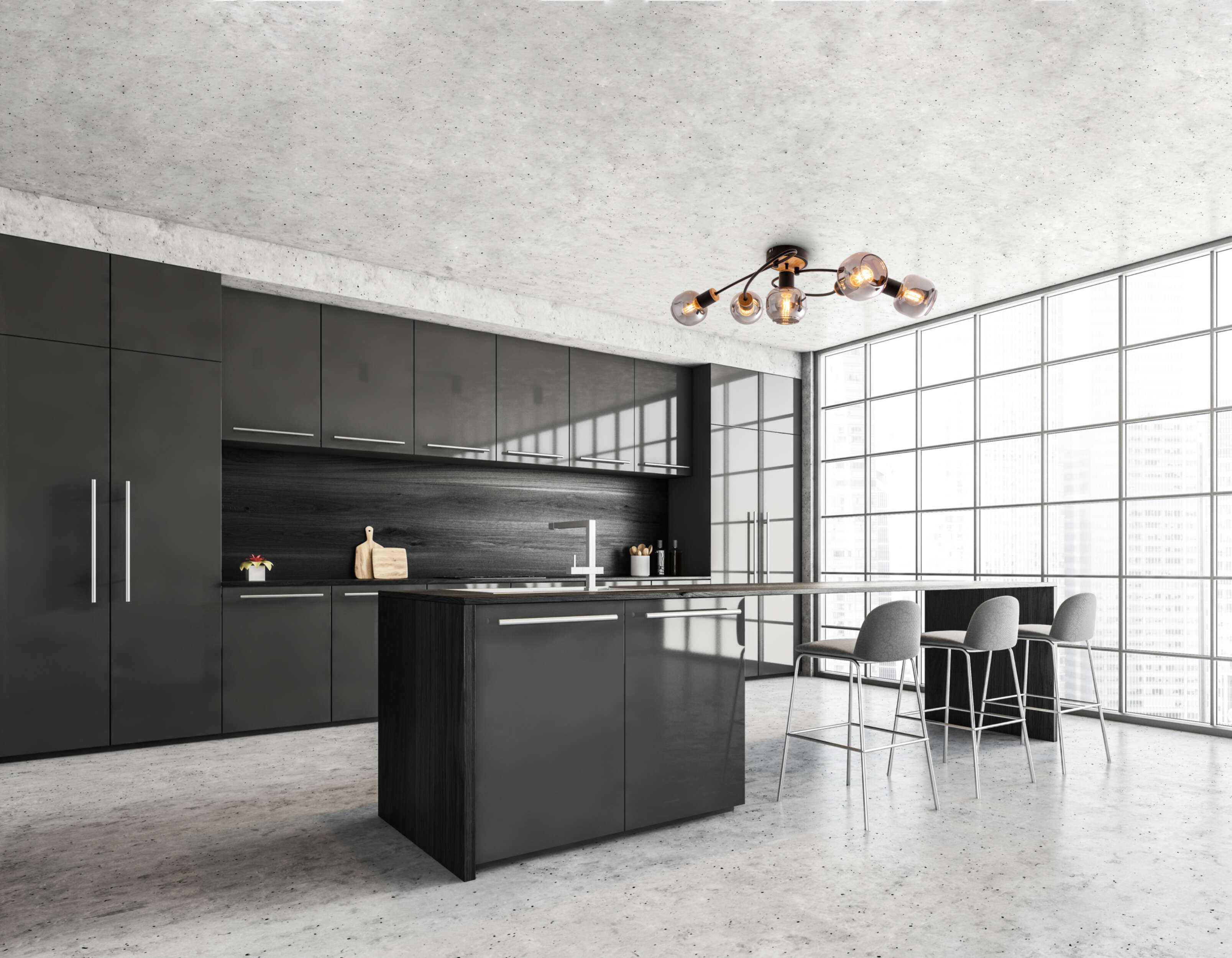 Cuisine moderne avec placards gris foncé, îlot et plafond en béton. Trois tabourets, grande fenêtre.