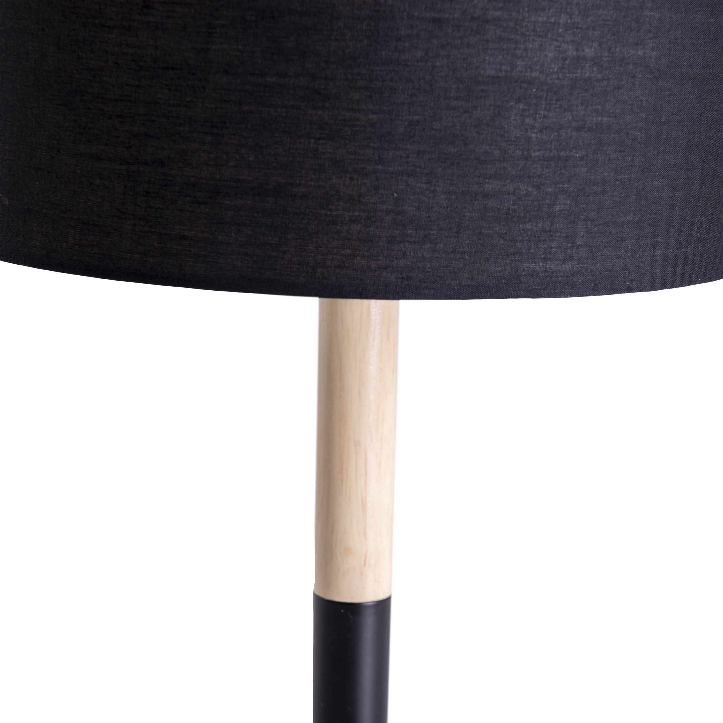 Nahaufnahme eines schwarzen Lampenschirms über einem hellen Holzlampenpfosten auf weißem Hintergrund.
