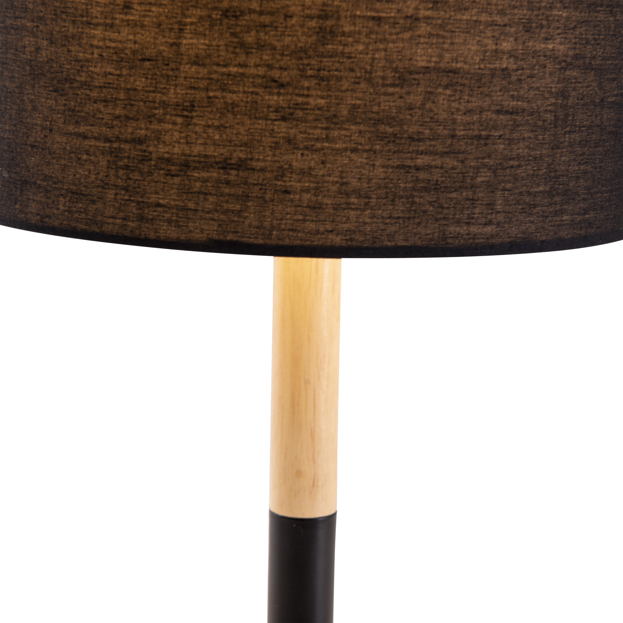 Nahaufnahme einer Lampe. Schwarzer Lampenschirm, Holzlichtmast und weißer Hintergrund.