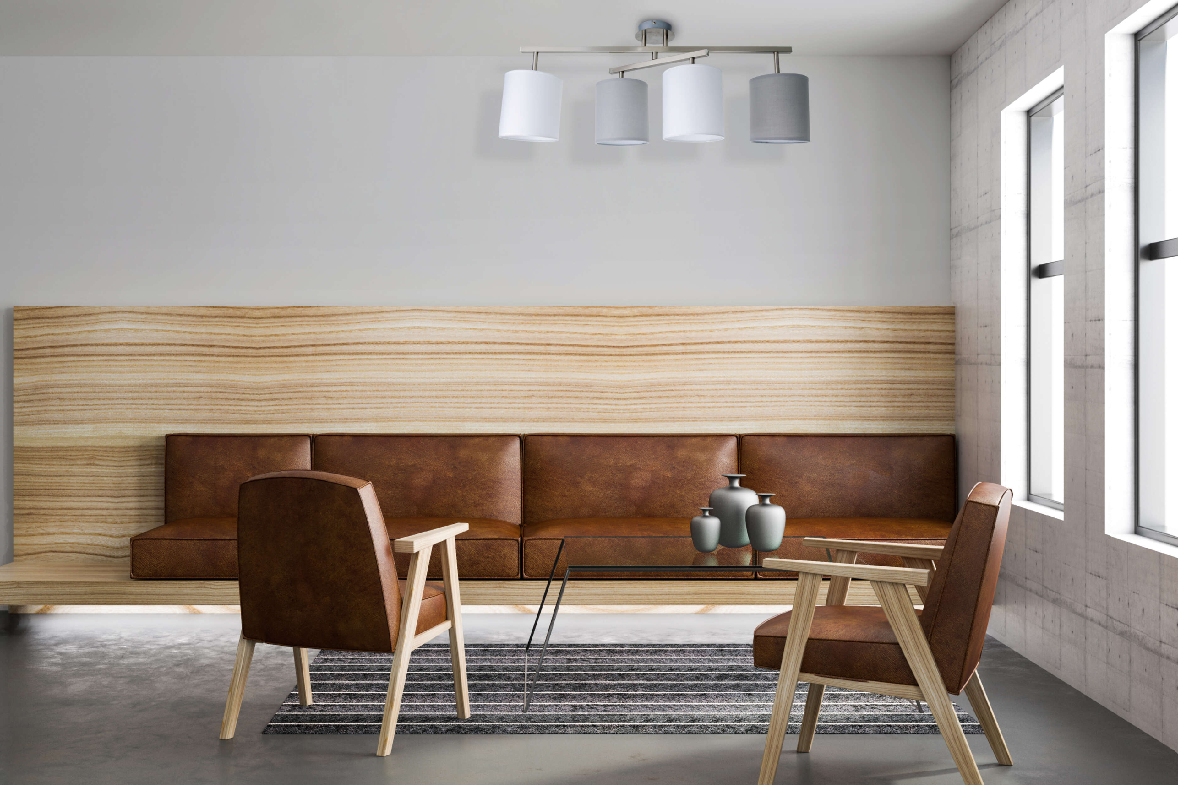 Modernes Wohnzimmer mit braunem Ledersofa, Holzwand, zwei Stühlen, einem Couchtisch und einer Mehrfachlampen-Leuchte.