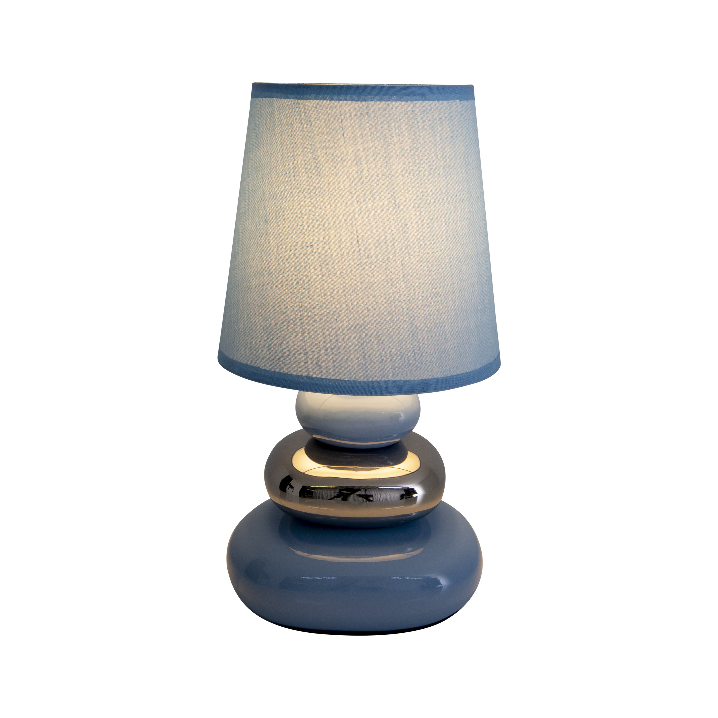 Eine blau-weiße Keramik-Tischlampe mit hellblauem Lampenschirm auf Weiß.