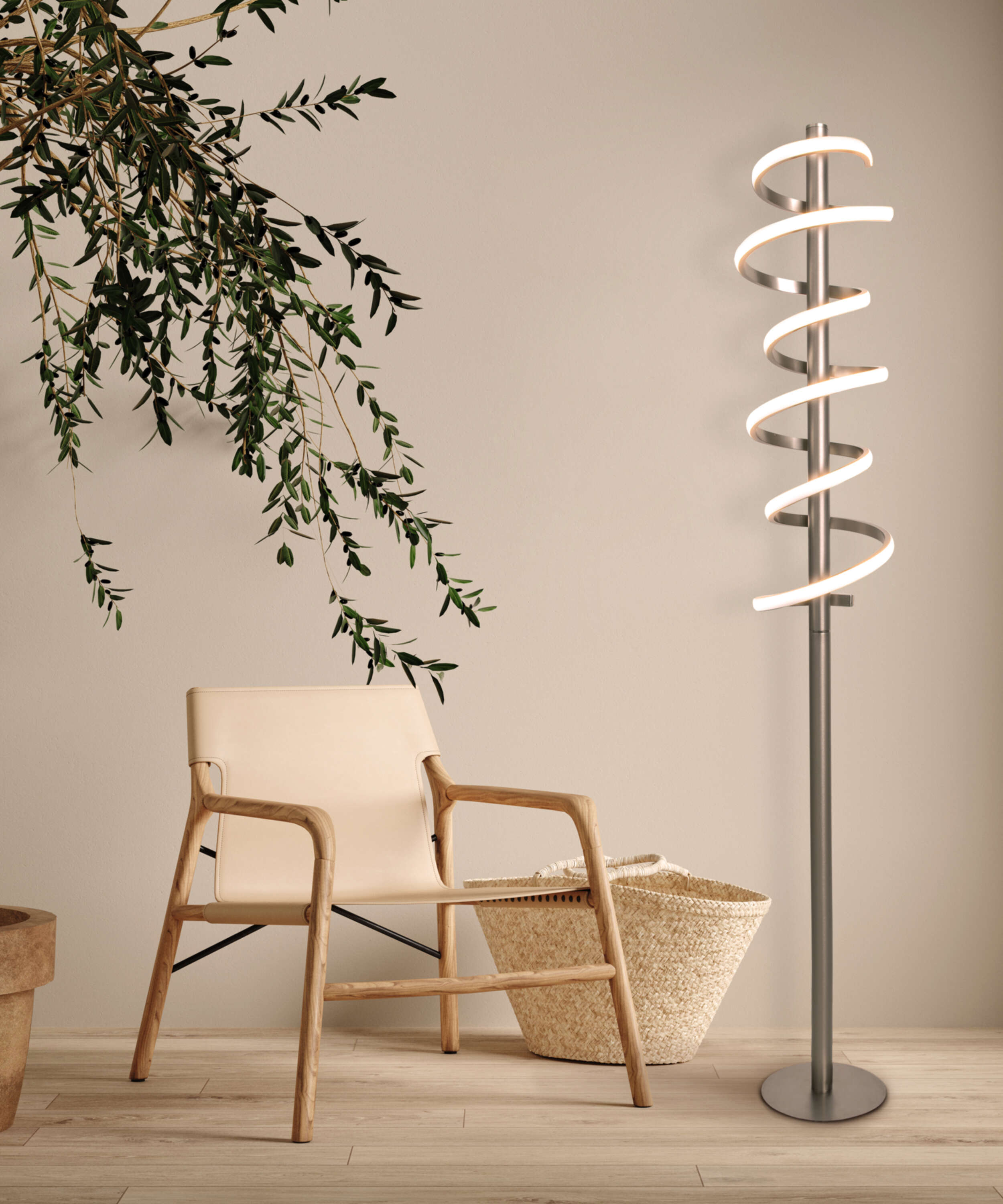 Spiralförmige Stehlampe, Stuhl und Korb in einem Raum. Grüner Pflanzenzweig oben links.