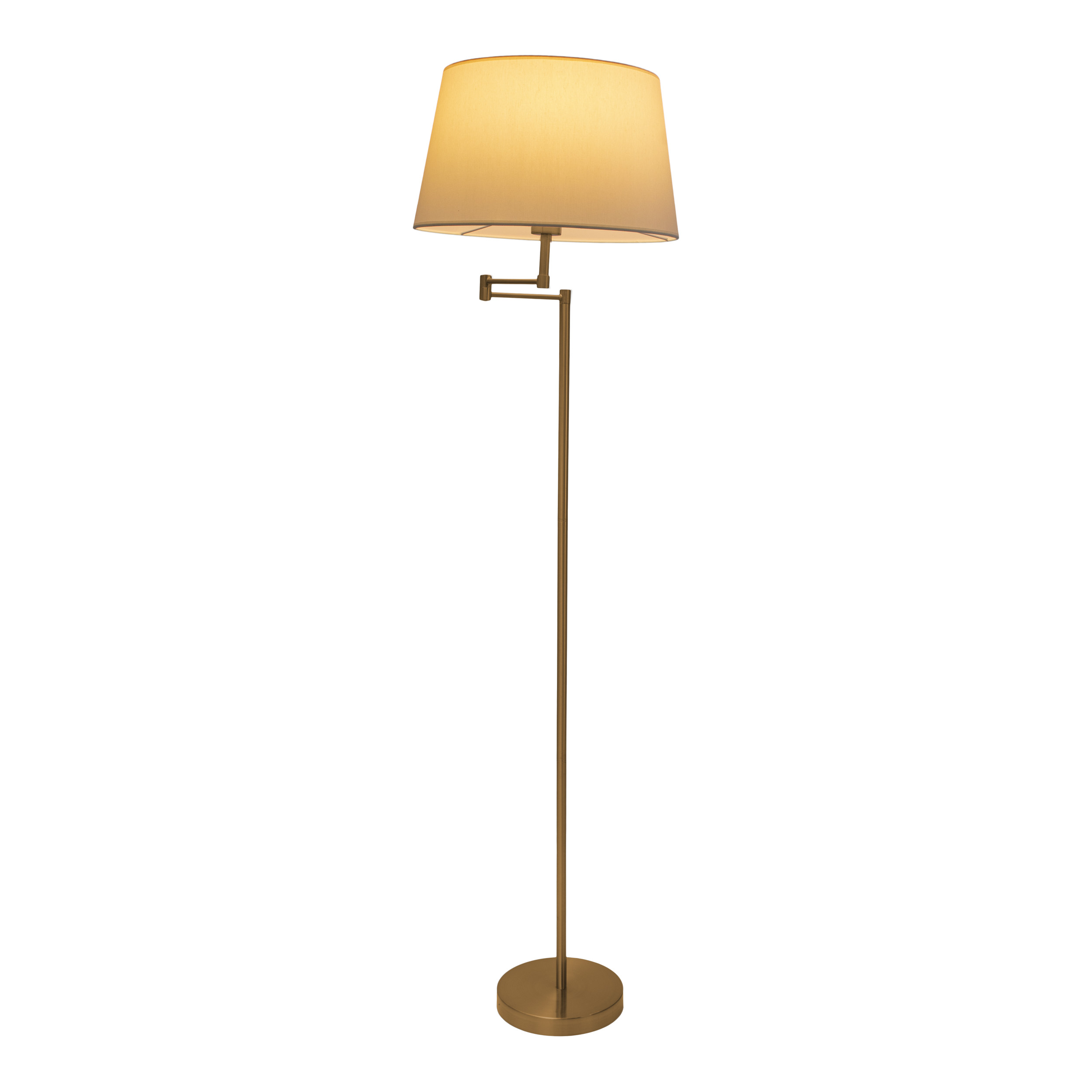 Eine hohe, goldfarbene Stehlampe mit einem cremefarbenen Lampenschirm. Die Lampe steht vor einer weißen Wand.