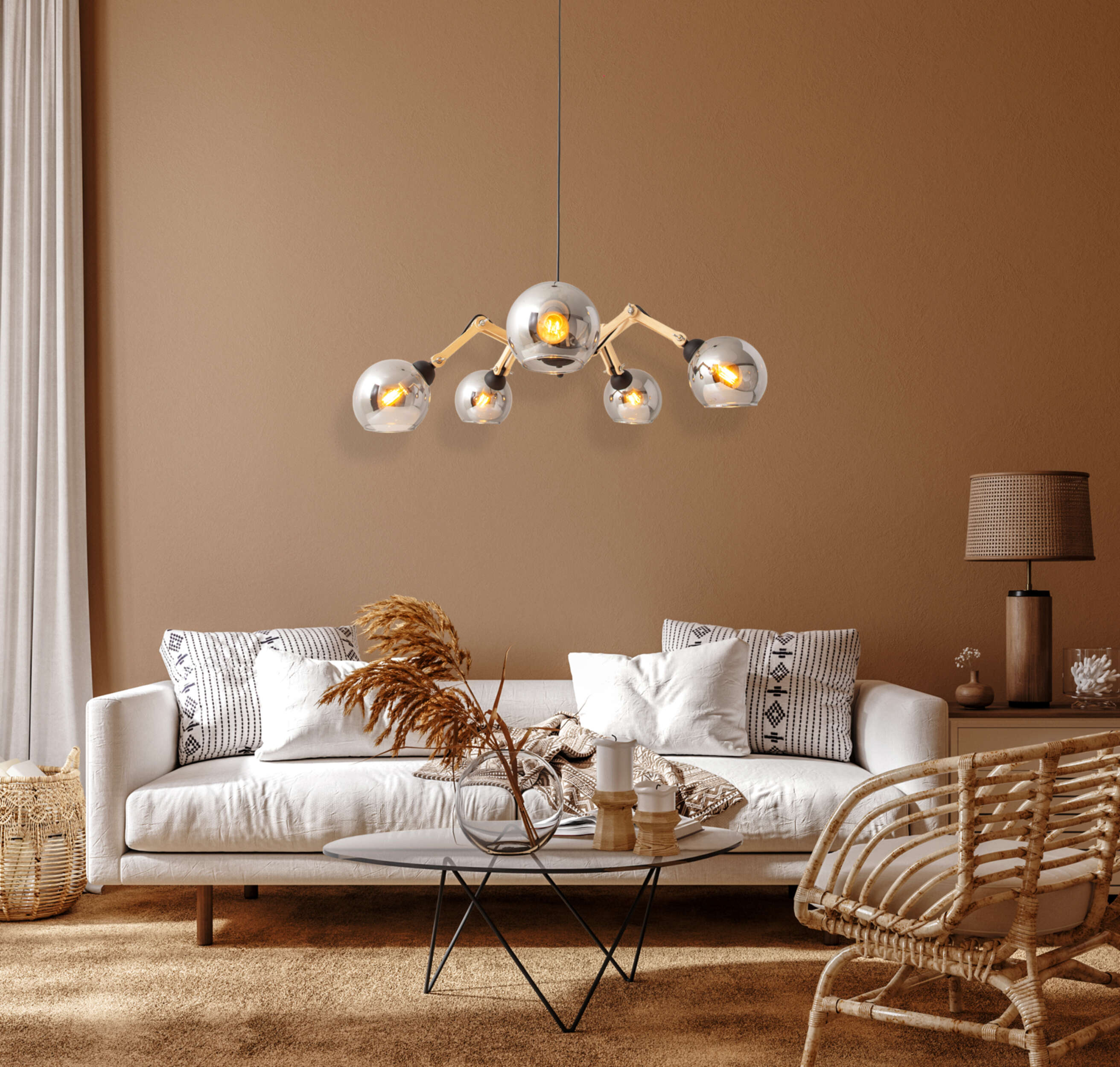 Wohnzimmer mit weißem Sofa, Glastisch und Kronleuchter mit Glaskugeln.