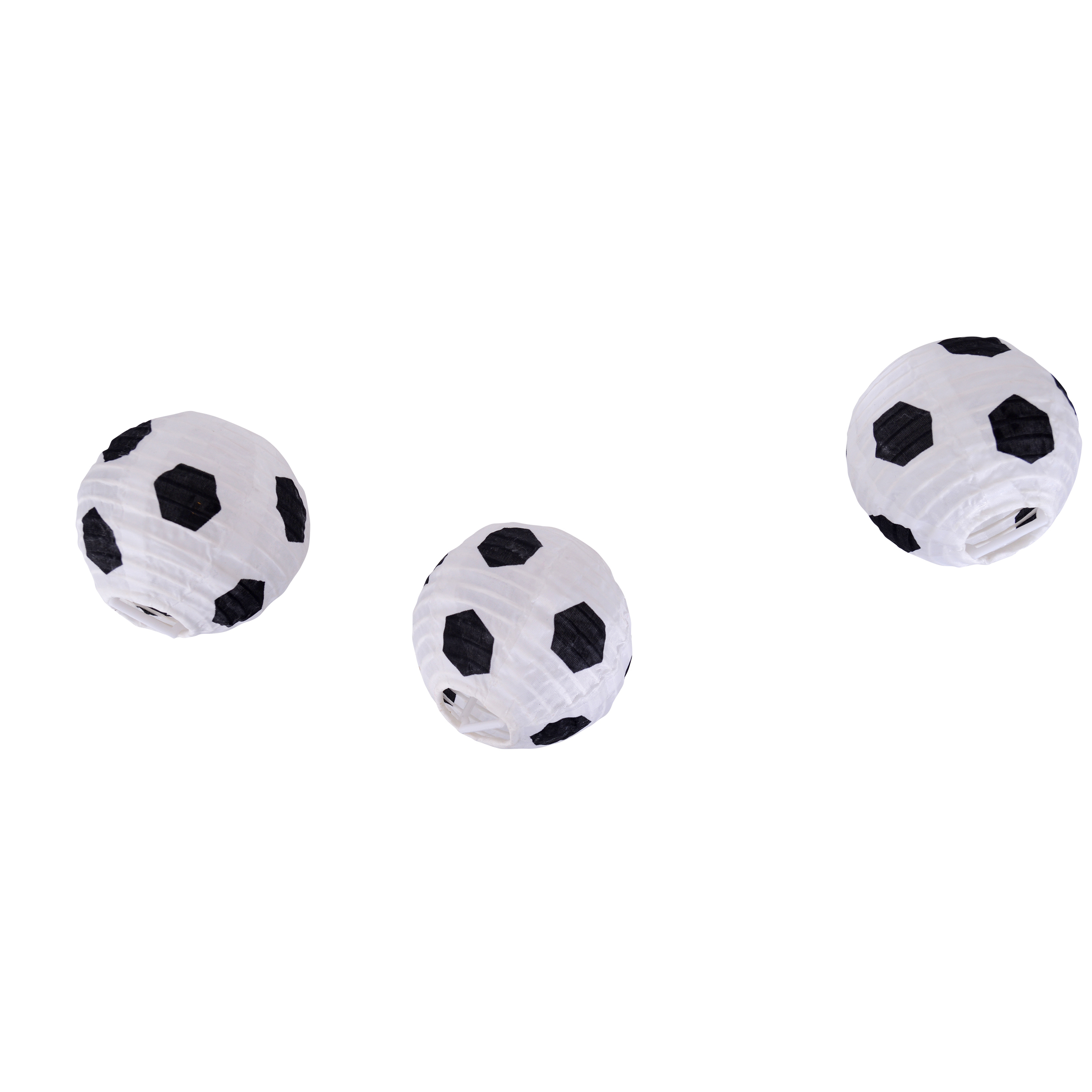 Drei weiße, fußballförmige Papierlaternen auf weißem Hintergrund.