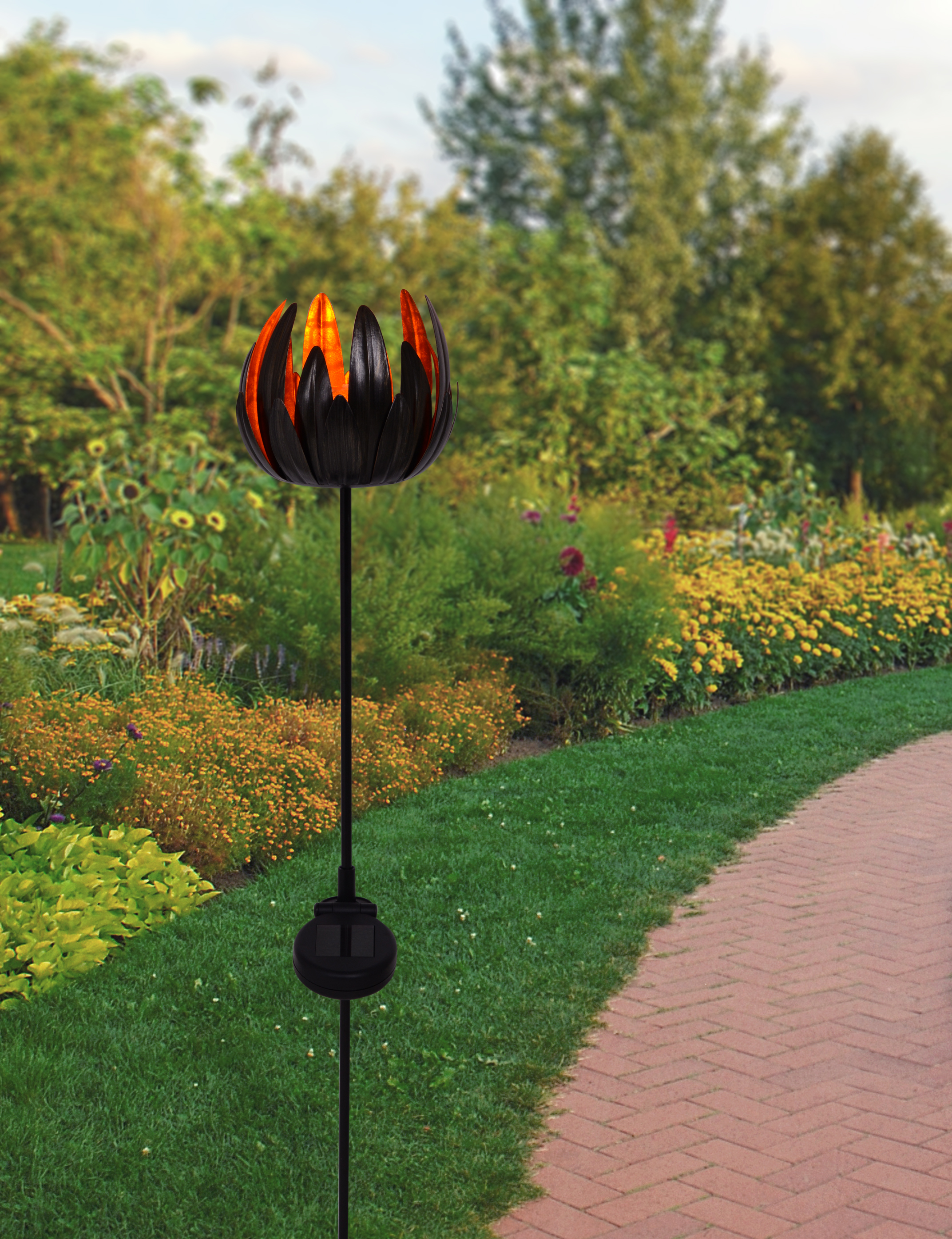 Eine schwarze Gartenleuchte mit Blumenform.