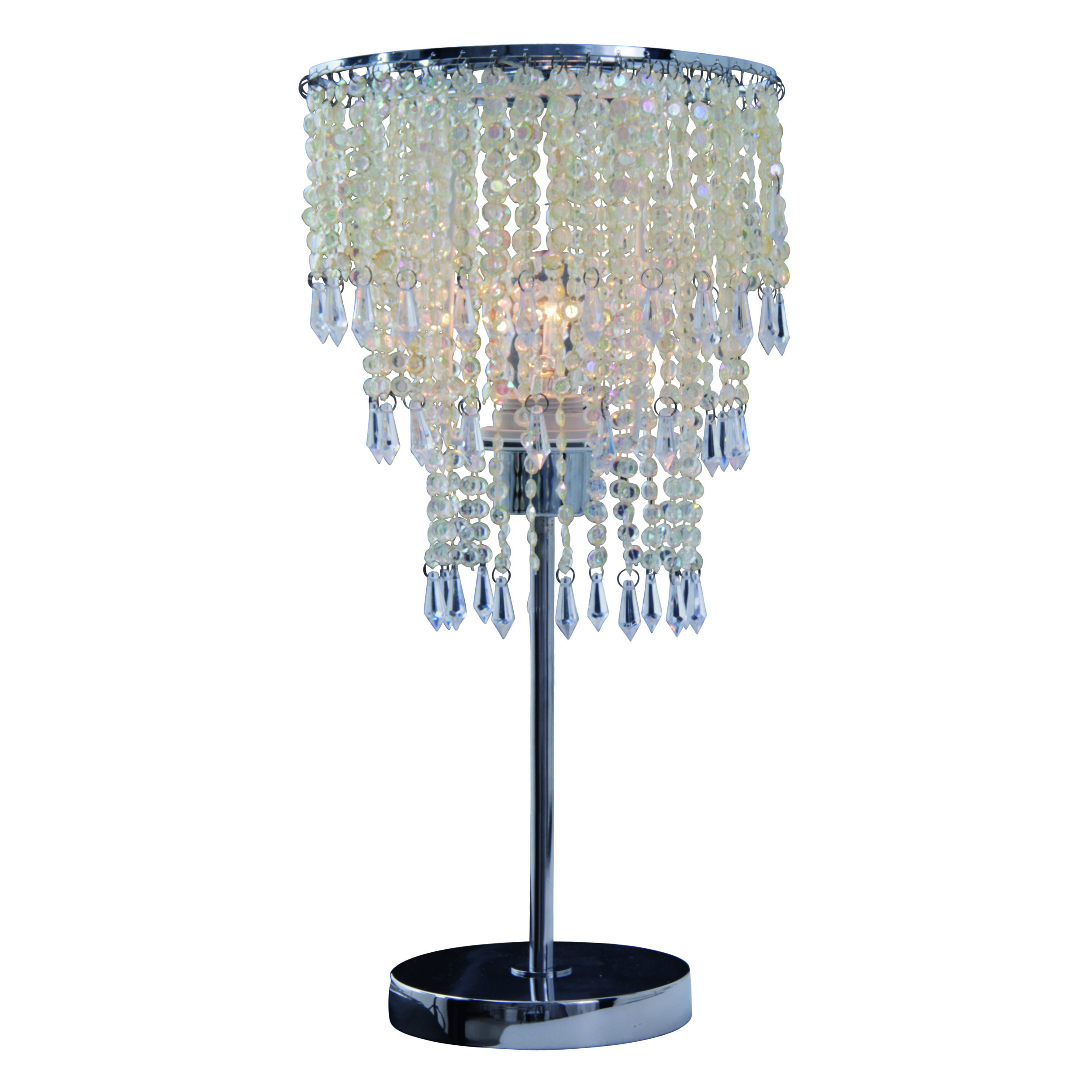 Eine Tischlampe mit Chromfuß, einer Perlenschnur und Kristallanhängern. Weißer Hintergrund.