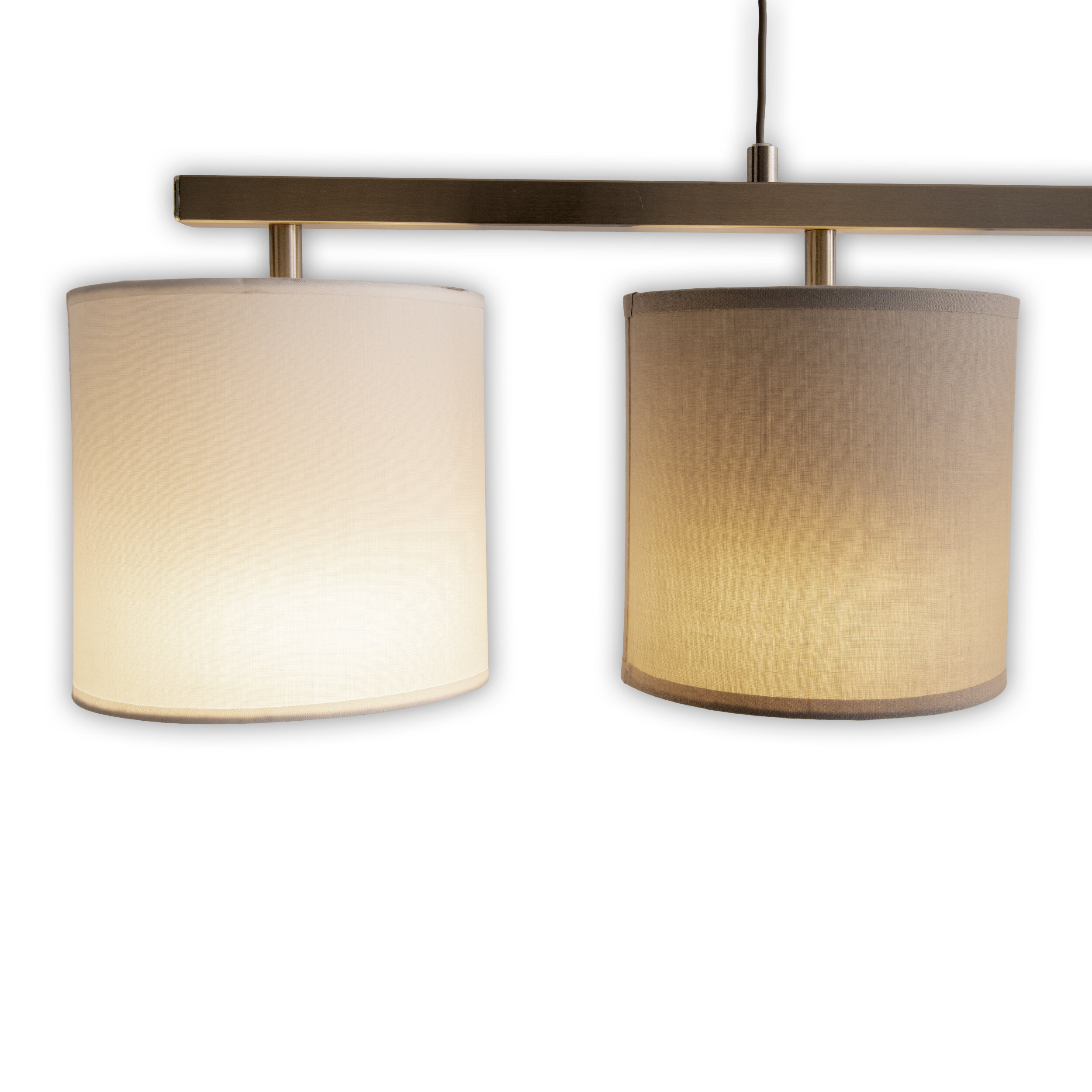 Zwei Lampen mit weißen und grauen Schirmen. Dunkle Metallstange, weißer Hintergrund.
