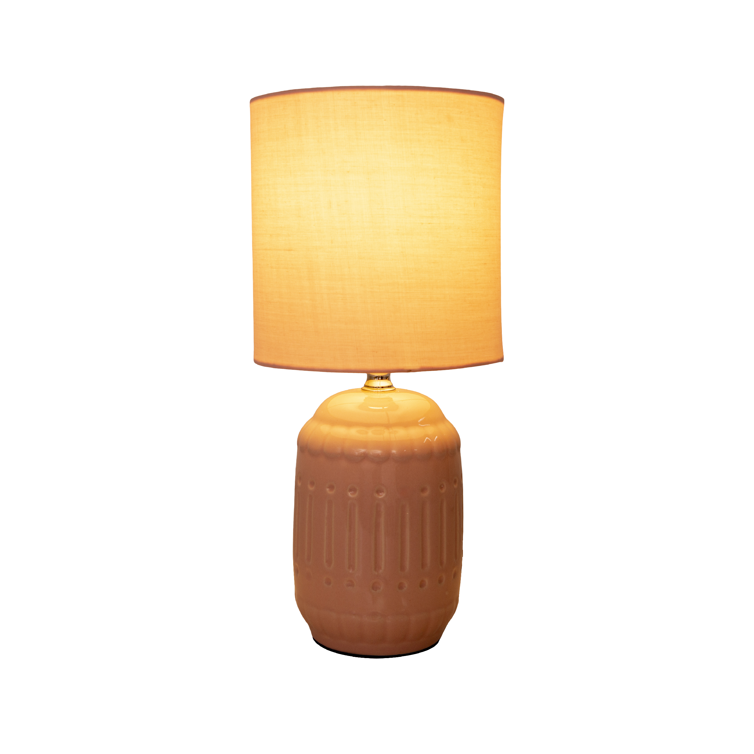 Eine Tischlampe mit einem hellbraunen Lampenschirm auf einem hellbraunen Sockel. Die Lampe steht vor weißem Hintergrund.