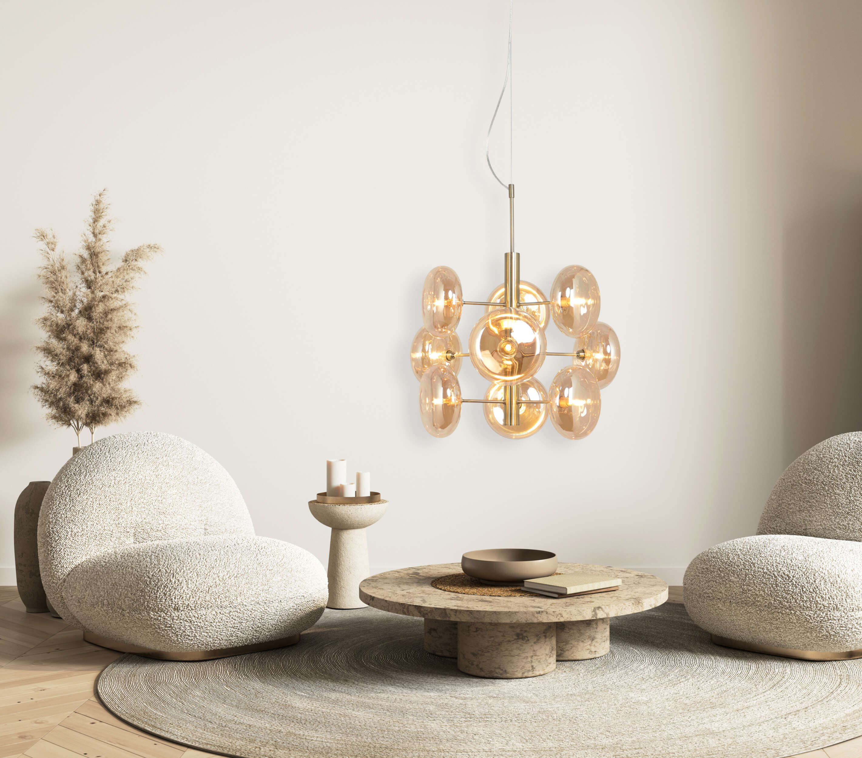 Wohnzimmer mit Kronleuchter, zwei Sesseln, rundem Tisch, Teppich. Neutrale Farbgebung.